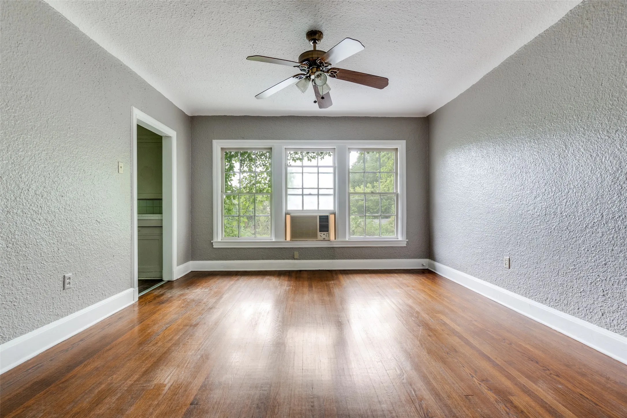 Duplex For Rent in Dallas County , 4133 Hawthorne Avenue, Dallas, Texas 75219, 2 Bedroom, 1 Bathroom, Garage spaces, 1,300 Sqft, built in 1931, mls#21377637, Real Estate Agent in Dallas, Homes For Rent in Dallas county, Homes For Rent in Dallas, Realtor in Dallas Texas, Real Estate Brokerage Independent Realty Texas, Luminita Cordes Realtor