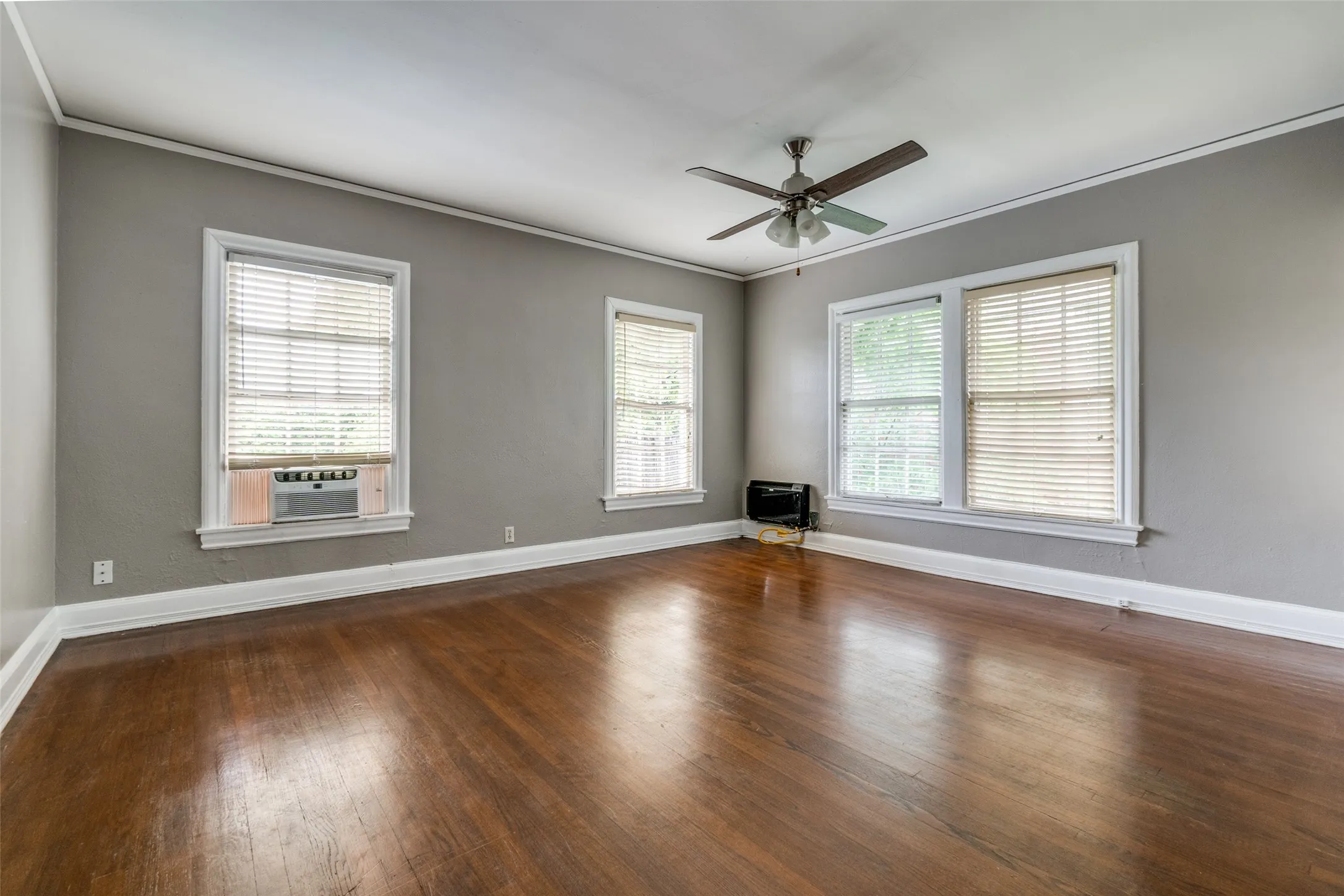 Duplex For Rent in Dallas County , 4133 Hawthorne Avenue, Dallas, Texas 75219, 2 Bedroom, 1 Bathroom, Garage spaces, 1,300 Sqft, built in 1931, mls#21377637, Real Estate Agent in Dallas, Homes For Rent in Dallas county, Homes For Rent in Dallas, Realtor in Dallas Texas, Real Estate Brokerage Independent Realty Texas, Luminita Cordes Realtor