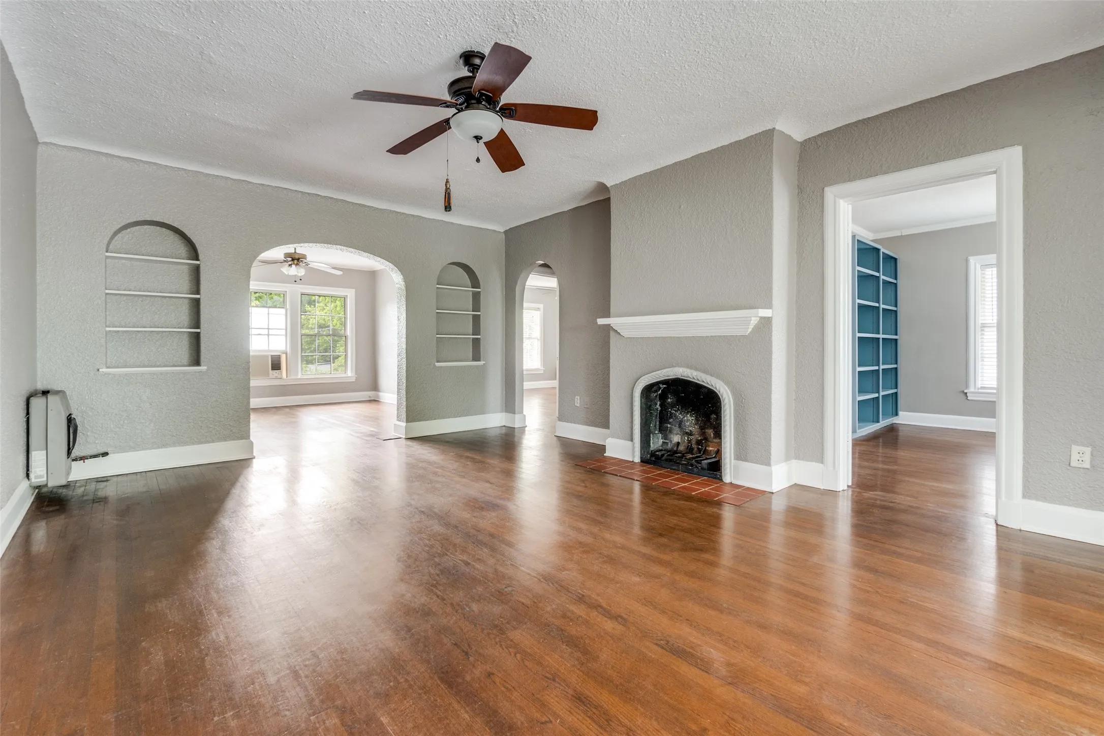 Duplex For Rent in Dallas County , 4133 Hawthorne Avenue, Dallas, Texas 75219, 2 Bedroom, 1 Bathroom, Garage spaces, 1,300 Sqft, built in 1931, mls#21377637, Real Estate Agent in Dallas, Homes For Rent in Dallas county, Homes For Rent in Dallas, Realtor in Dallas Texas, Real Estate Brokerage Independent Realty Texas, Luminita Cordes Realtor