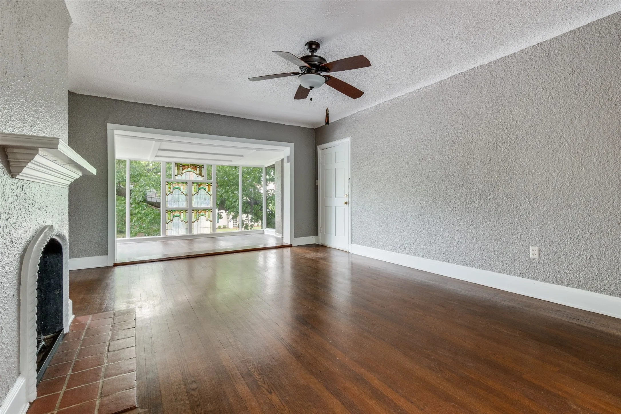 Duplex For Rent in Dallas County , 4133 Hawthorne Avenue, Dallas, Texas 75219, 2 Bedroom, 1 Bathroom, Garage spaces, 1,300 Sqft, built in 1931, mls#21377637, Real Estate Agent in Dallas, Homes For Rent in Dallas county, Homes For Rent in Dallas, Realtor in Dallas Texas, Real Estate Brokerage Independent Realty Texas, Luminita Cordes Realtor
