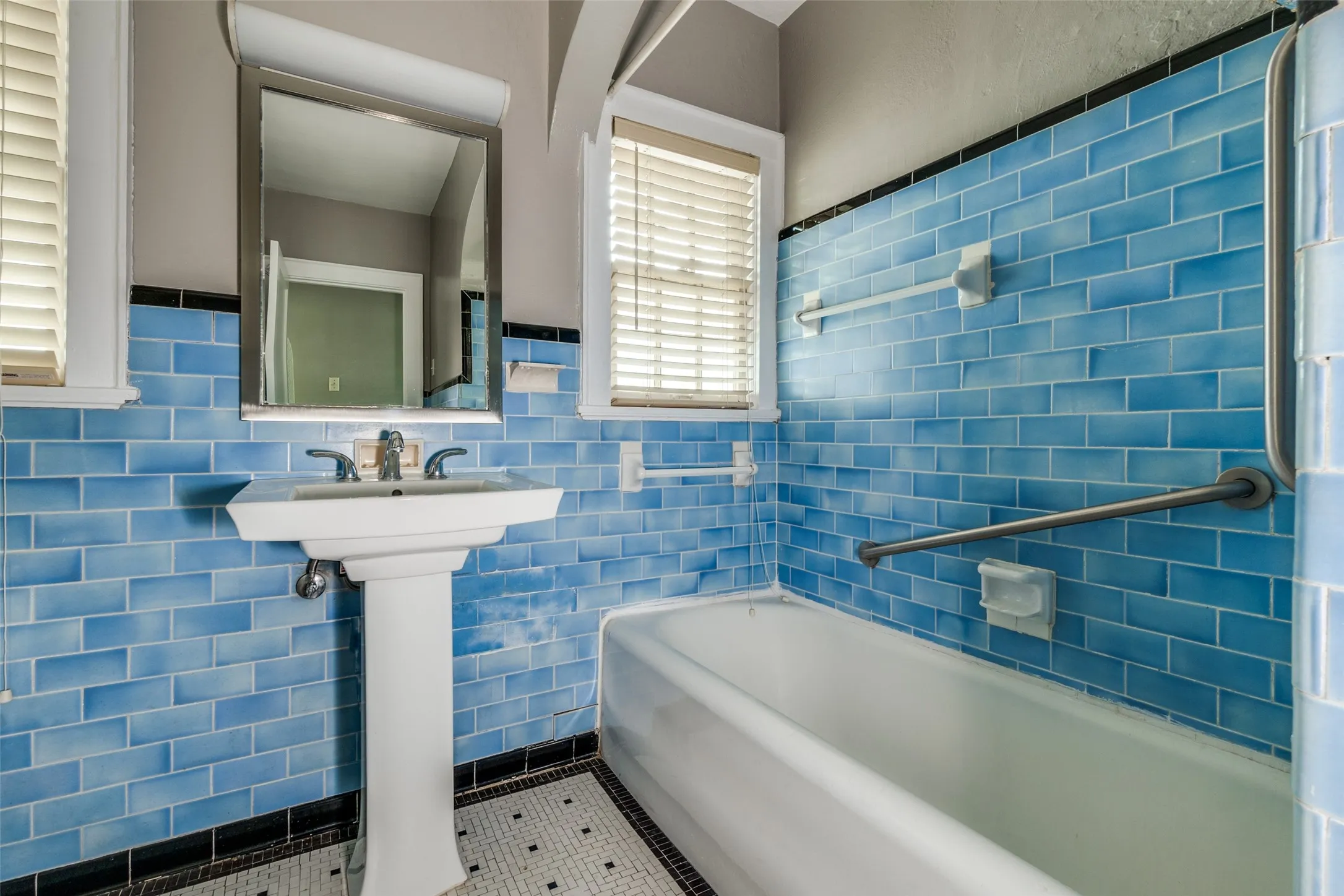 Duplex For Rent in Dallas County , 4133 Hawthorne Avenue, Dallas, Texas 75219, 2 Bedroom, 1 Bathroom, Garage spaces, 1,300 Sqft, built in 1931, mls#21377637, Real Estate Agent in Dallas, Homes For Rent in Dallas county, Homes For Rent in Dallas, Realtor in Dallas Texas, Real Estate Brokerage Independent Realty Texas, Luminita Cordes Realtor
