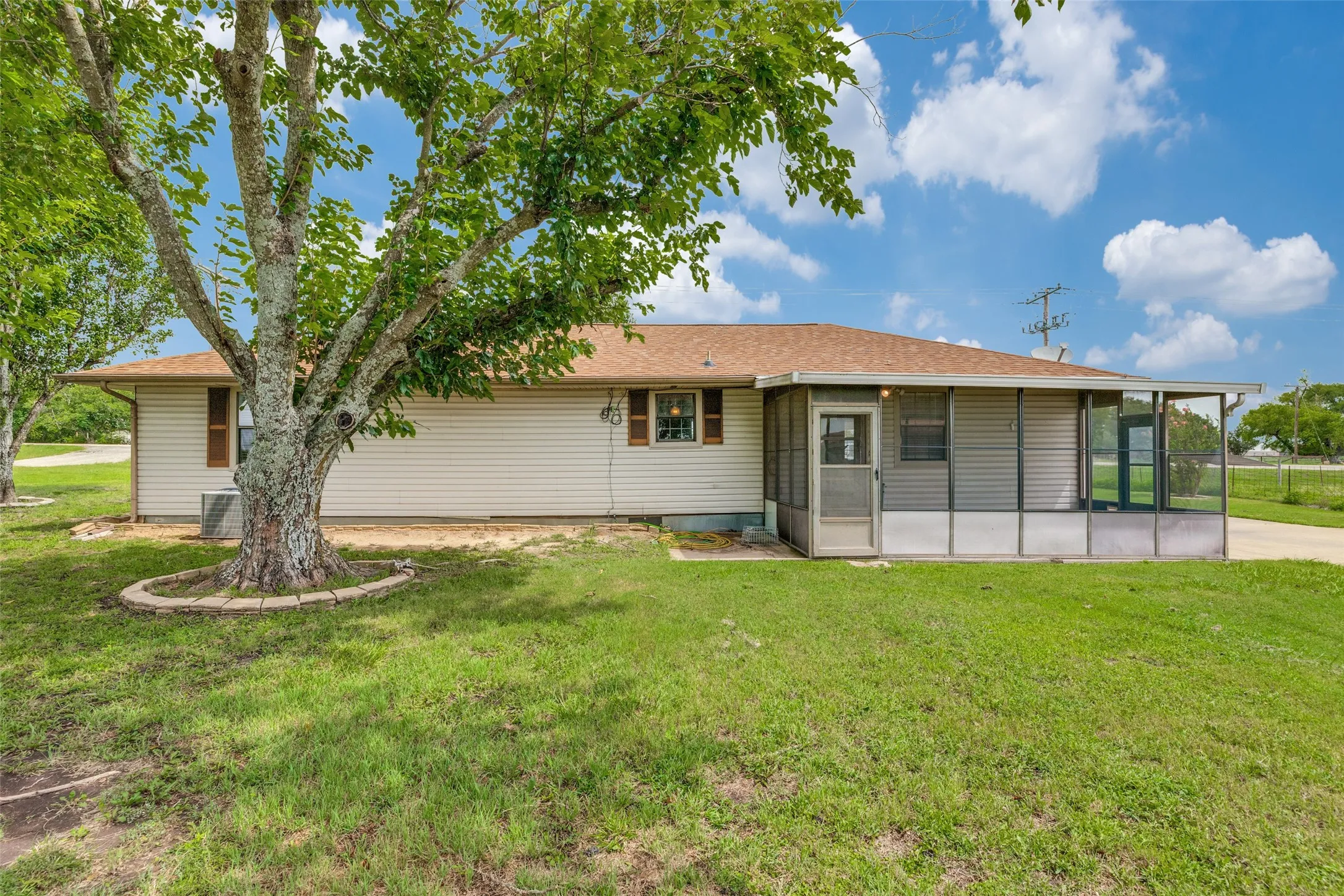 Single Family Residence For Sale in Hunt County , 2689 FM 1569, Greenville, Texas 75401, 3 Bedroom, 2 Bathroom, 2 Garage spaces, 1,344 Sqft, built in 1971, mls#21360095, Real Estate Agent in Greenville, Homes For Sale in Hunt county, Homes For Sale in Greenville, Realtor in Greenville Texas, Real Estate Brokerage Independent Realty Texas, Luminita Cordes Realtor