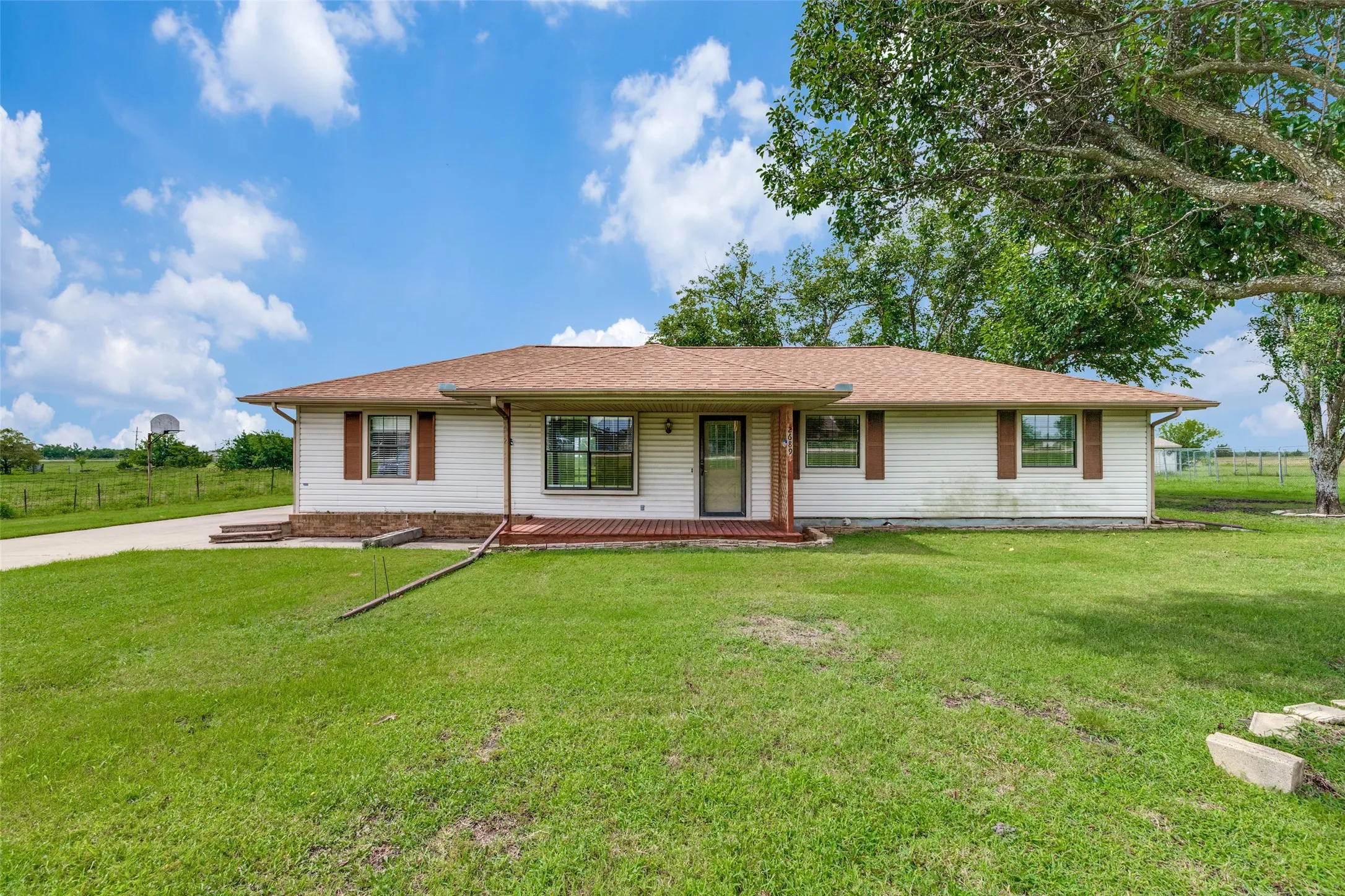 Single Family Residence For Sale in Hunt County , 2689 FM 1569, Greenville, Texas 75401, 3 Bedroom, 2 Bathroom, 2 Garage spaces, 1,344 Sqft, built in 1971, mls#21360095, Real Estate Agent in Greenville, Homes For Sale in Hunt county, Homes For Sale in Greenville, Realtor in Greenville Texas, Real Estate Brokerage Independent Realty Texas, Luminita Cordes Realtor