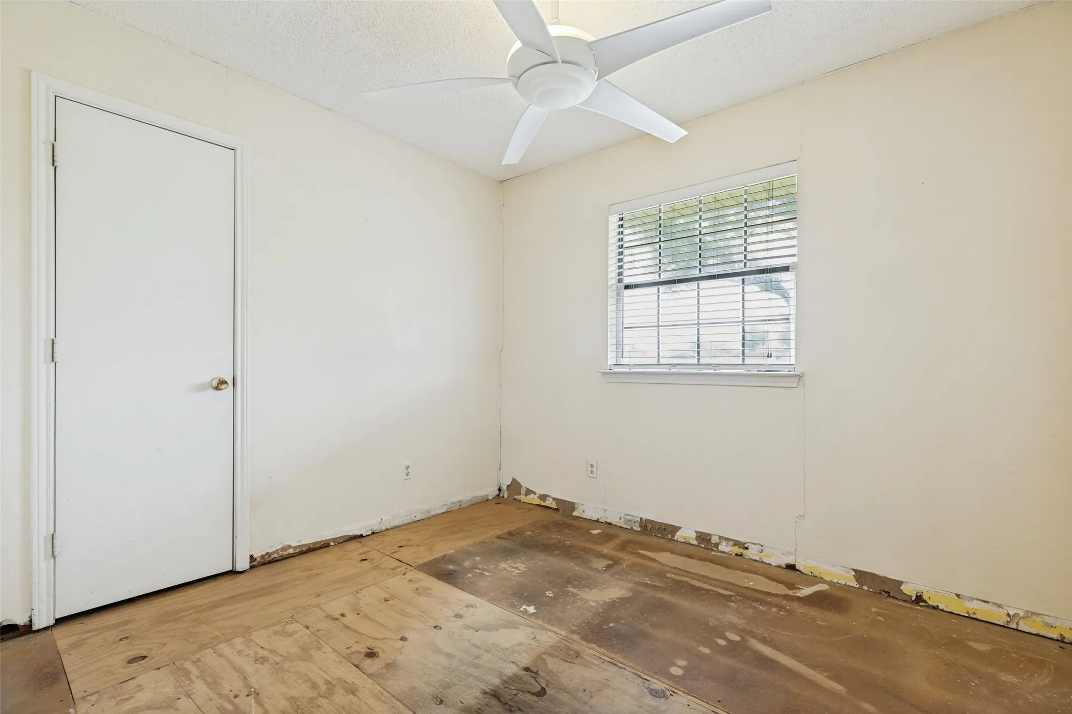 Single Family Residence For Sale in Hunt County , 2689 FM 1569, Greenville, Texas 75401, 3 Bedroom, 2 Bathroom, 2 Garage spaces, 1,344 Sqft, built in 1971, mls#21360095, Real Estate Agent in Greenville, Homes For Sale in Hunt county, Homes For Sale in Greenville, Realtor in Greenville Texas, Real Estate Brokerage Independent Realty Texas, Luminita Cordes Realtor
