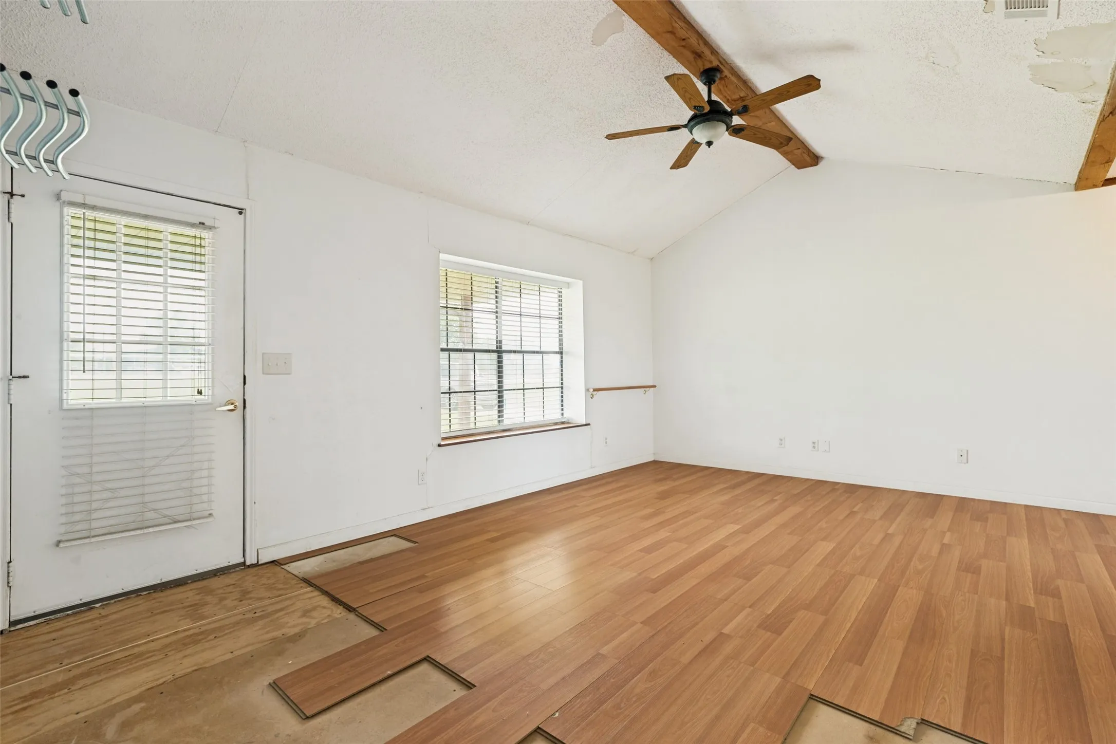 Single Family Residence For Sale in Hunt County , 2689 FM 1569, Greenville, Texas 75401, 3 Bedroom, 2 Bathroom, 2 Garage spaces, 1,344 Sqft, built in 1971, mls#21360095, Real Estate Agent in Greenville, Homes For Sale in Hunt county, Homes For Sale in Greenville, Realtor in Greenville Texas, Real Estate Brokerage Independent Realty Texas, Luminita Cordes Realtor
