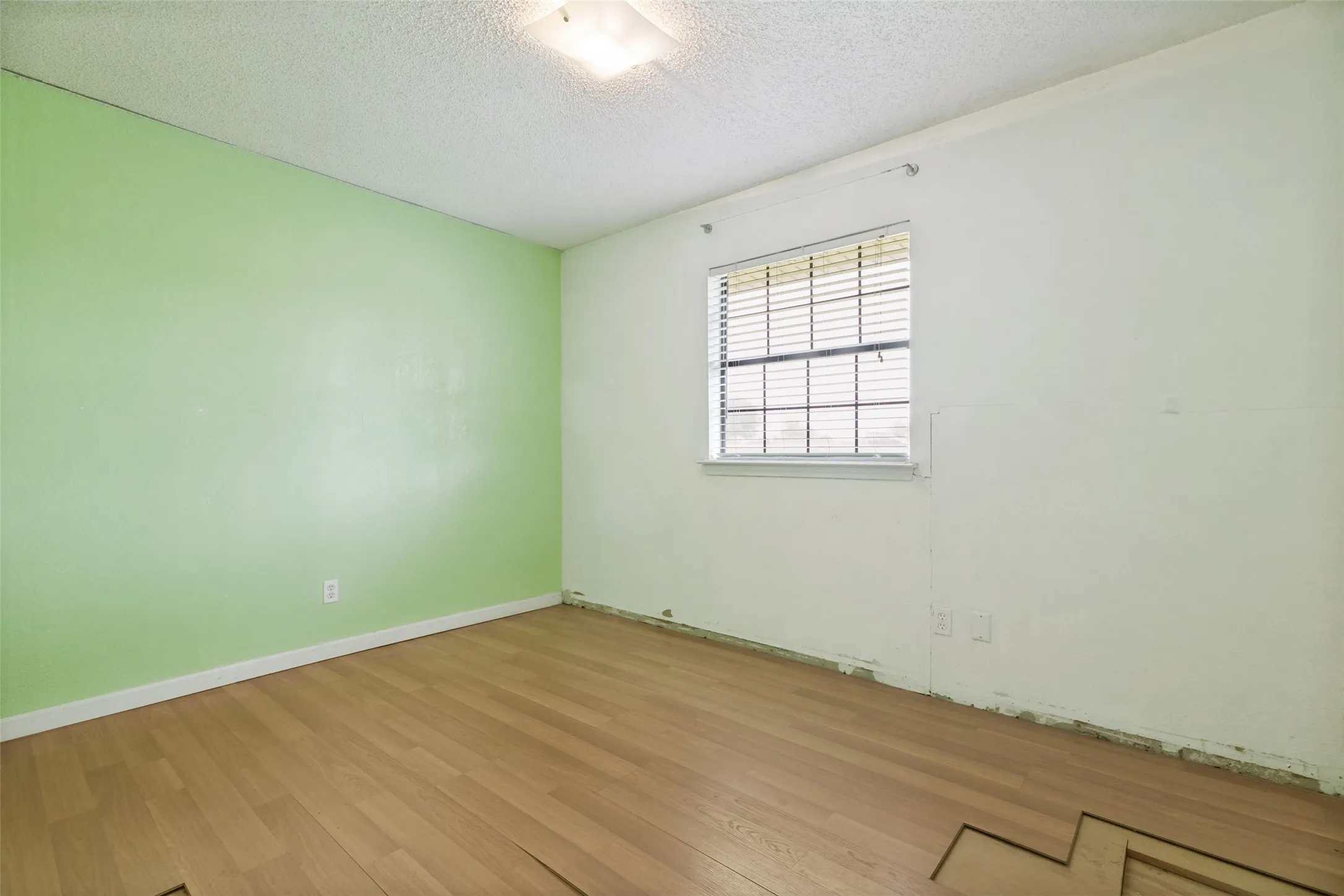 Single Family Residence For Sale in Hunt County , 2689 FM 1569, Greenville, Texas 75401, 3 Bedroom, 2 Bathroom, 2 Garage spaces, 1,344 Sqft, built in 1971, mls#21360095, Real Estate Agent in Greenville, Homes For Sale in Hunt county, Homes For Sale in Greenville, Realtor in Greenville Texas, Real Estate Brokerage Independent Realty Texas, Luminita Cordes Realtor