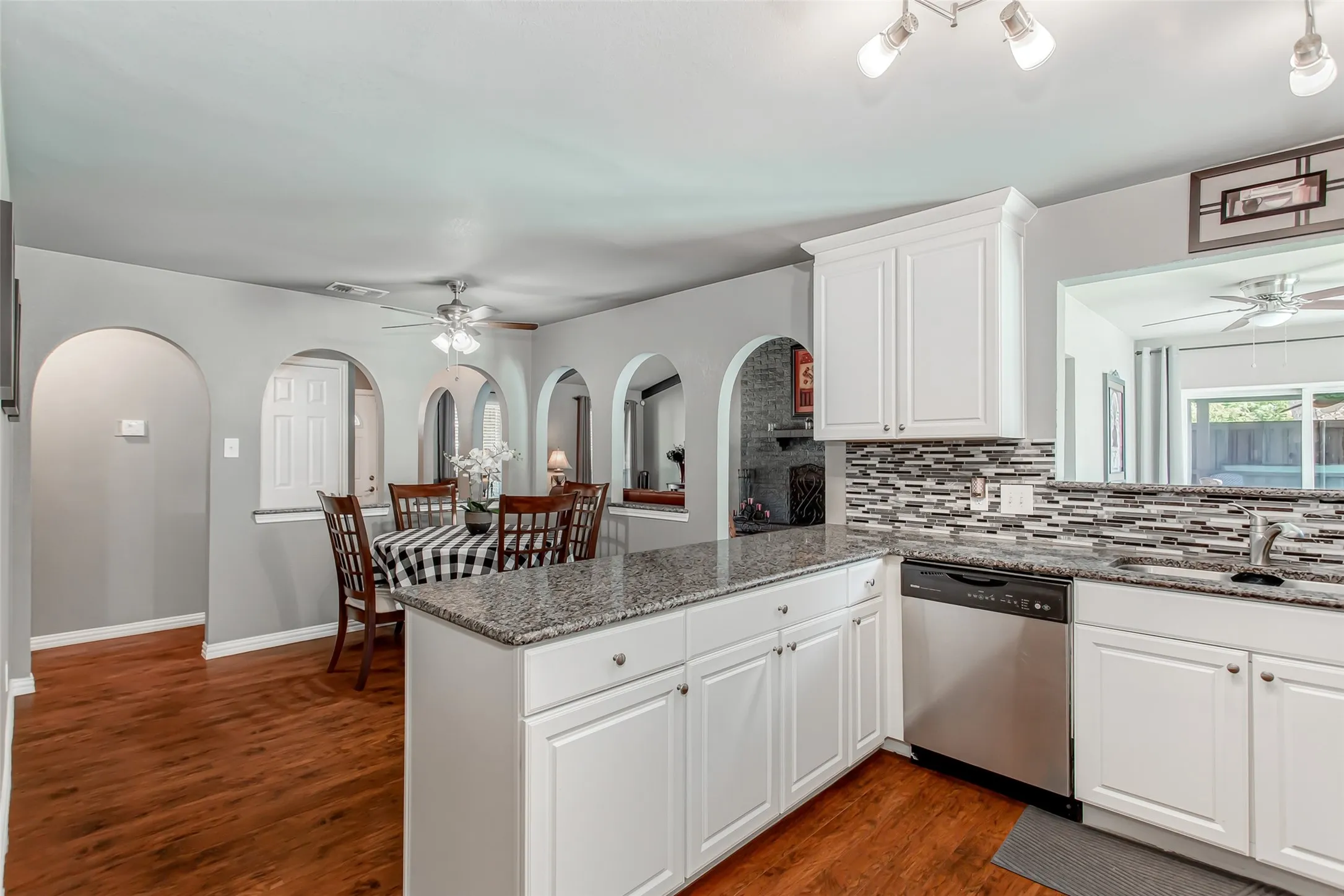 Single Family Residence For Sale in Dallas County , 2600 Quail Valley, Irving, Texas 75060, 3 Bedroom, 2 Bathroom, 2 Garage spaces, 1,544 Sqft, built in 1977, mls#21377642, Real Estate Agent in Irving, Homes For Sale in Dallas county, Homes For Sale in Irving, Realtor in Irving Texas, Real Estate Brokerage Independent Realty Texas, Luminita Cordes Realtor