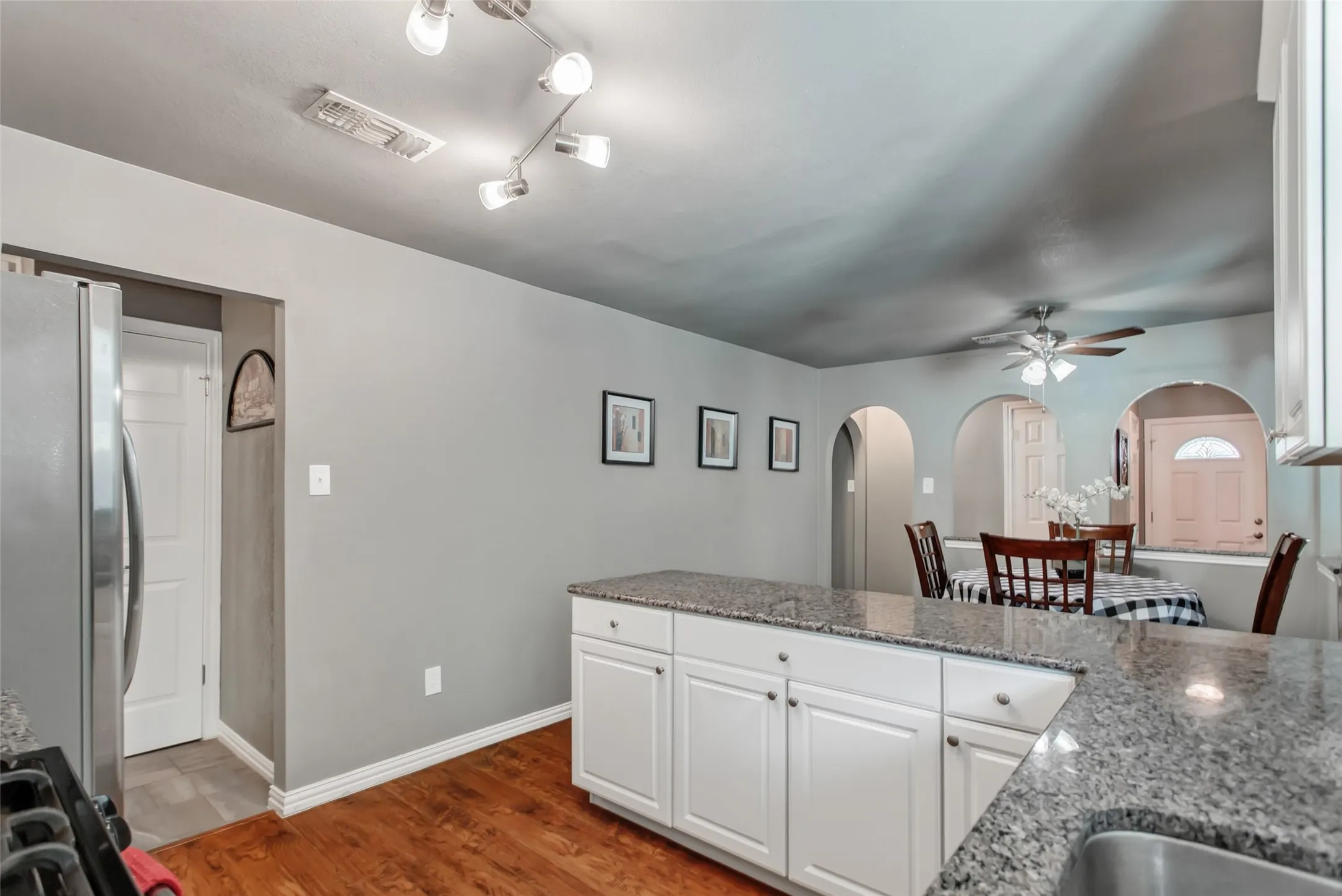 Single Family Residence For Sale in Dallas County , 2600 Quail Valley, Irving, Texas 75060, 3 Bedroom, 2 Bathroom, 2 Garage spaces, 1,544 Sqft, built in 1977, mls#21377642, Real Estate Agent in Irving, Homes For Sale in Dallas county, Homes For Sale in Irving, Realtor in Irving Texas, Real Estate Brokerage Independent Realty Texas, Luminita Cordes Realtor