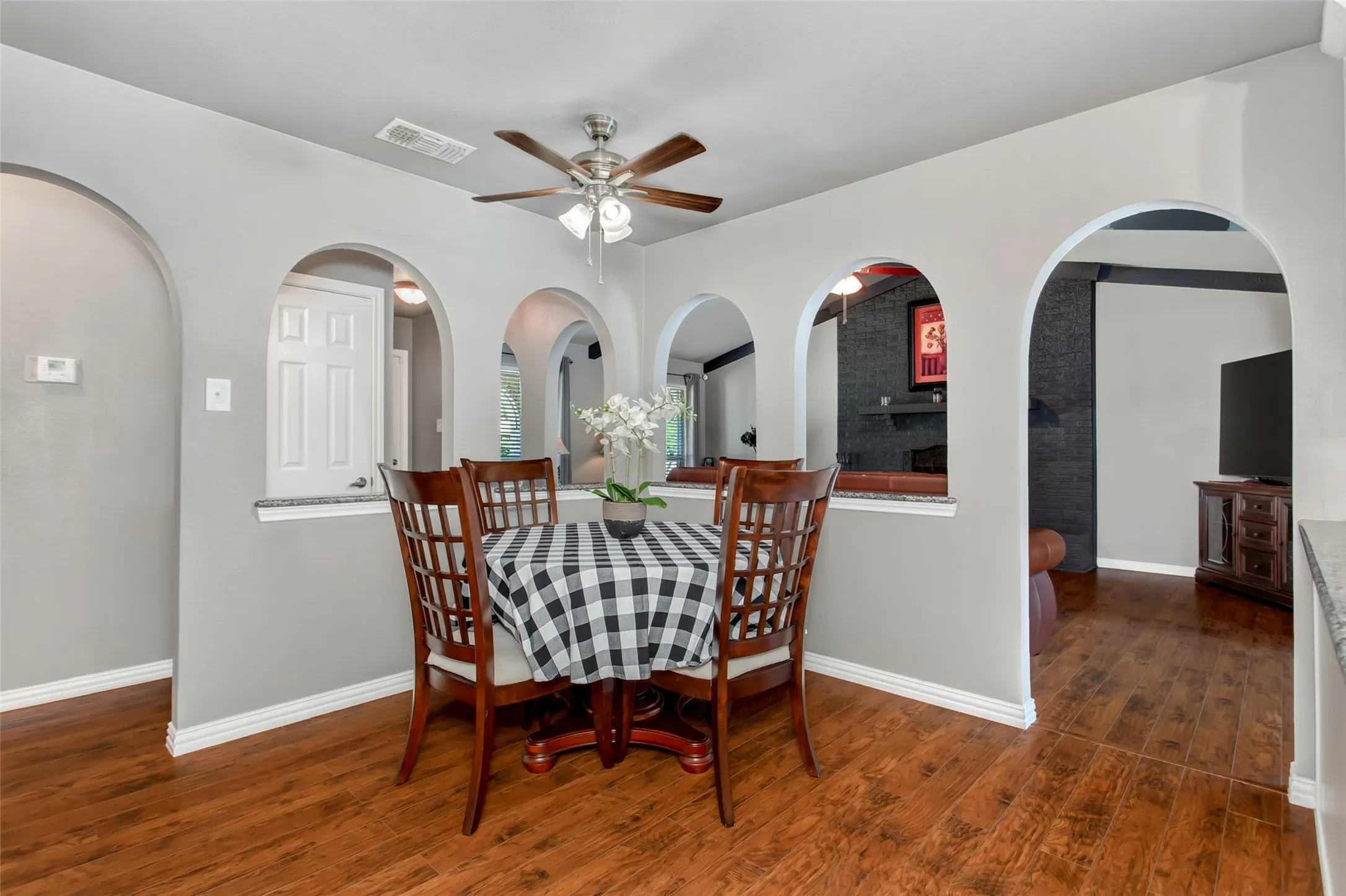 Single Family Residence For Sale in Dallas County , 2600 Quail Valley, Irving, Texas 75060, 3 Bedroom, 2 Bathroom, 2 Garage spaces, 1,544 Sqft, built in 1977, mls#21377642, Real Estate Agent in Irving, Homes For Sale in Dallas county, Homes For Sale in Irving, Realtor in Irving Texas, Real Estate Brokerage Independent Realty Texas, Luminita Cordes Realtor