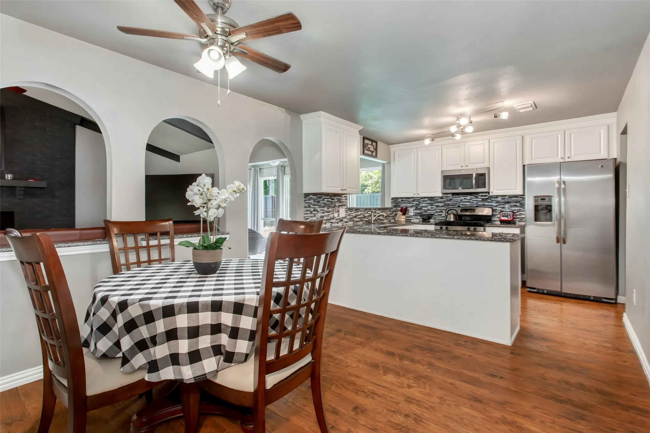 Single Family Residence For Sale in Dallas County , 2600 Quail Valley, Irving, Texas 75060, 3 Bedroom, 2 Bathroom, 2 Garage spaces, 1,544 Sqft, built in 1977, mls#21377642, Real Estate Agent in Irving, Homes For Sale in Dallas county, Homes For Sale in Irving, Realtor in Irving Texas, Real Estate Brokerage Independent Realty Texas, Luminita Cordes Realtor