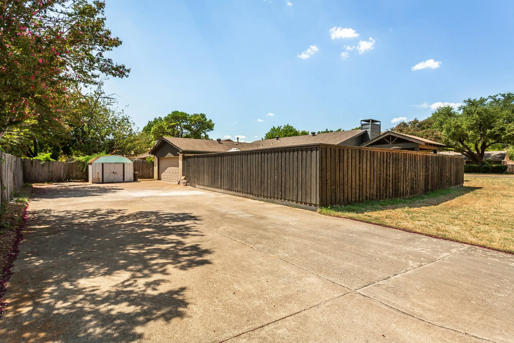 Single Family Residence For Sale in Dallas County , 2600 Quail Valley, Irving, Texas 75060, 3 Bedroom, 2 Bathroom, 2 Garage spaces, 1,544 Sqft, built in 1977, mls#21377642, Real Estate Agent in Irving, Homes For Sale in Dallas county, Homes For Sale in Irving, Realtor in Irving Texas, Real Estate Brokerage Independent Realty Texas, Luminita Cordes Realtor
