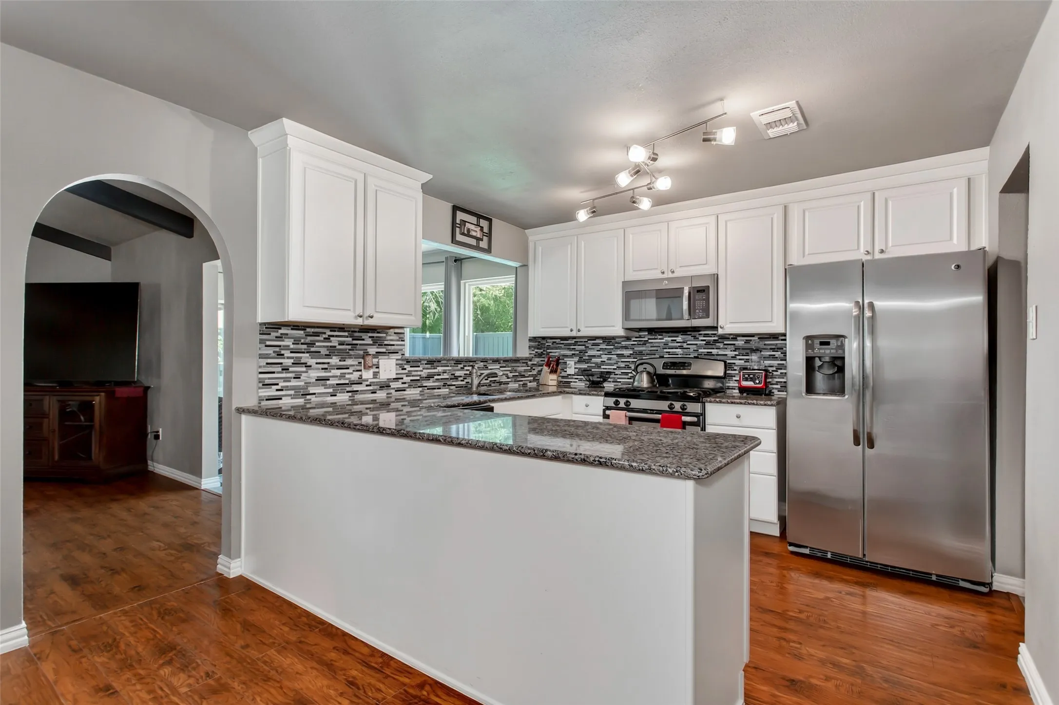 Single Family Residence For Sale in Dallas County , 2600 Quail Valley, Irving, Texas 75060, 3 Bedroom, 2 Bathroom, 2 Garage spaces, 1,544 Sqft, built in 1977, mls#21377642, Real Estate Agent in Irving, Homes For Sale in Dallas county, Homes For Sale in Irving, Realtor in Irving Texas, Real Estate Brokerage Independent Realty Texas, Luminita Cordes Realtor
