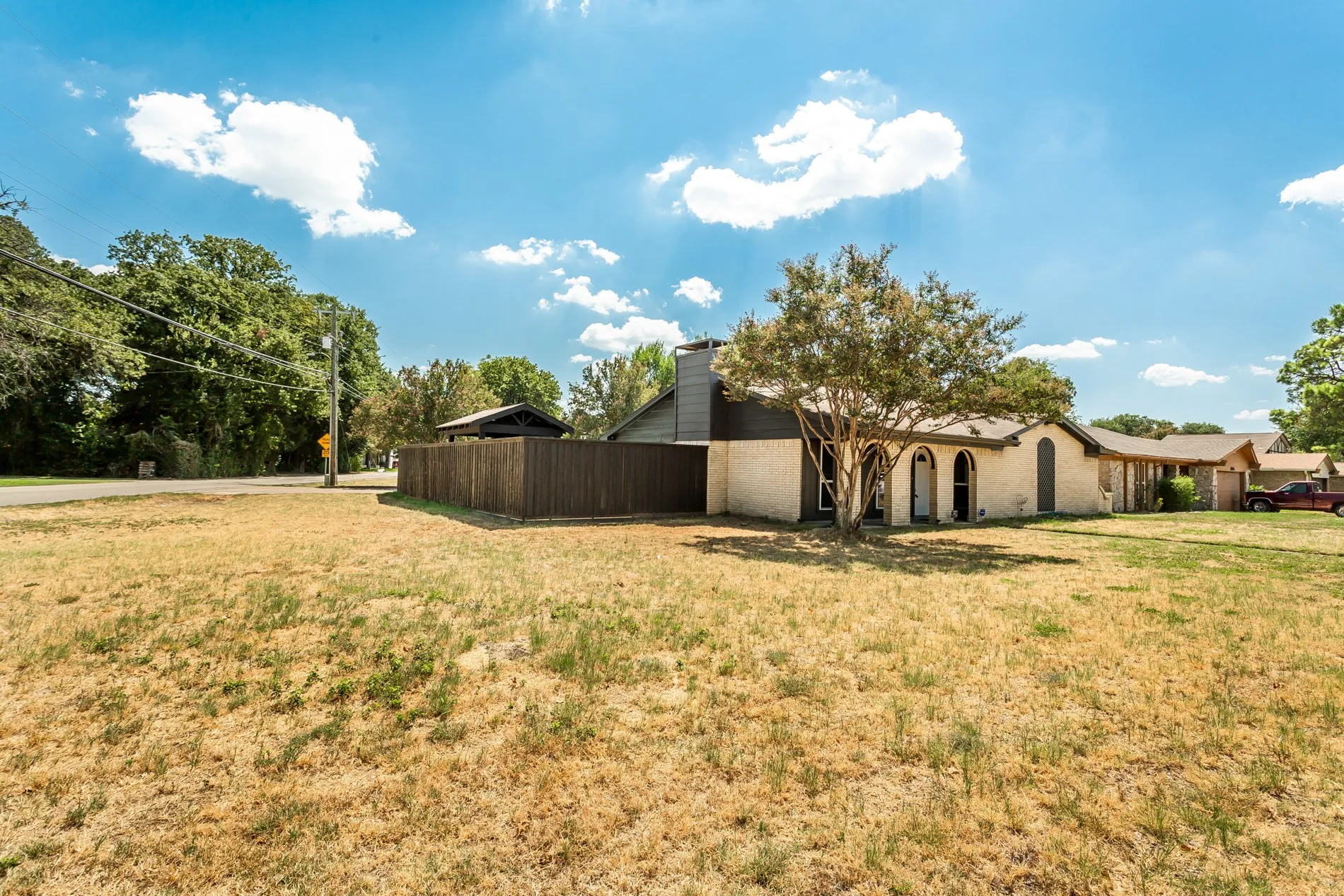 Single Family Residence For Sale in Dallas County , 2600 Quail Valley, Irving, Texas 75060, 3 Bedroom, 2 Bathroom, 2 Garage spaces, 1,544 Sqft, built in 1977, mls#21377642, Real Estate Agent in Irving, Homes For Sale in Dallas county, Homes For Sale in Irving, Realtor in Irving Texas, Real Estate Brokerage Independent Realty Texas, Luminita Cordes Realtor