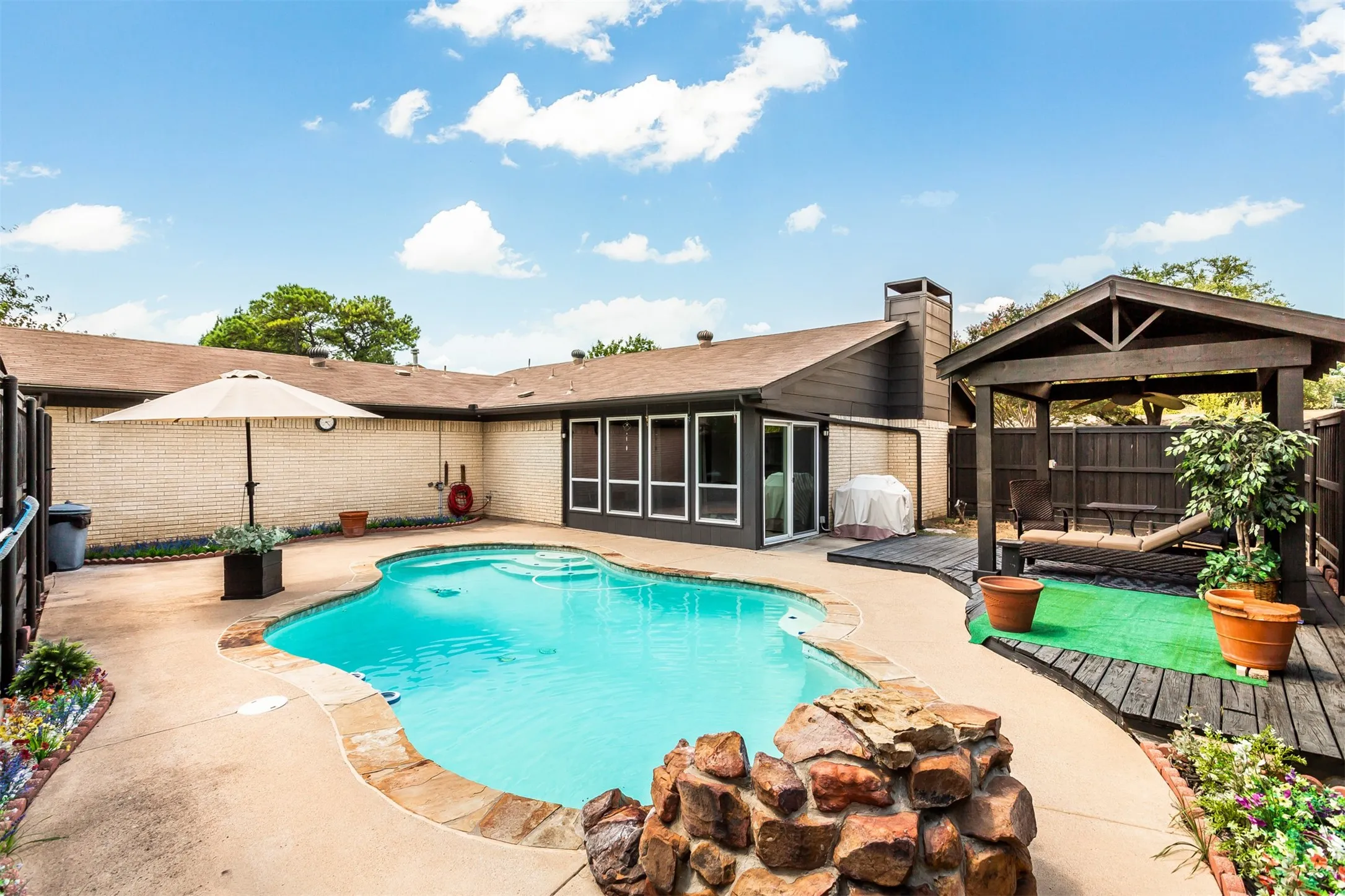 Single Family Residence For Sale in Dallas County , 2600 Quail Valley, Irving, Texas 75060, 3 Bedroom, 2 Bathroom, 2 Garage spaces, 1,544 Sqft, built in 1977, mls#21377642, Real Estate Agent in Irving, Homes For Sale in Dallas county, Homes For Sale in Irving, Realtor in Irving Texas, Real Estate Brokerage Independent Realty Texas, Luminita Cordes Realtor