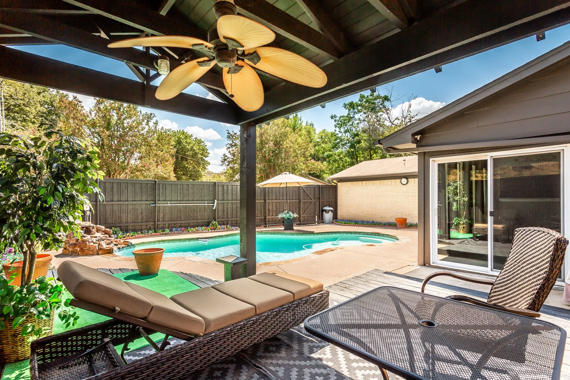 Single Family Residence For Sale in Dallas County , 2600 Quail Valley, Irving, Texas 75060, 3 Bedroom, 2 Bathroom, 2 Garage spaces, 1,544 Sqft, built in 1977, mls#21377642, Real Estate Agent in Irving, Homes For Sale in Dallas county, Homes For Sale in Irving, Realtor in Irving Texas, Real Estate Brokerage Independent Realty Texas, Luminita Cordes Realtor