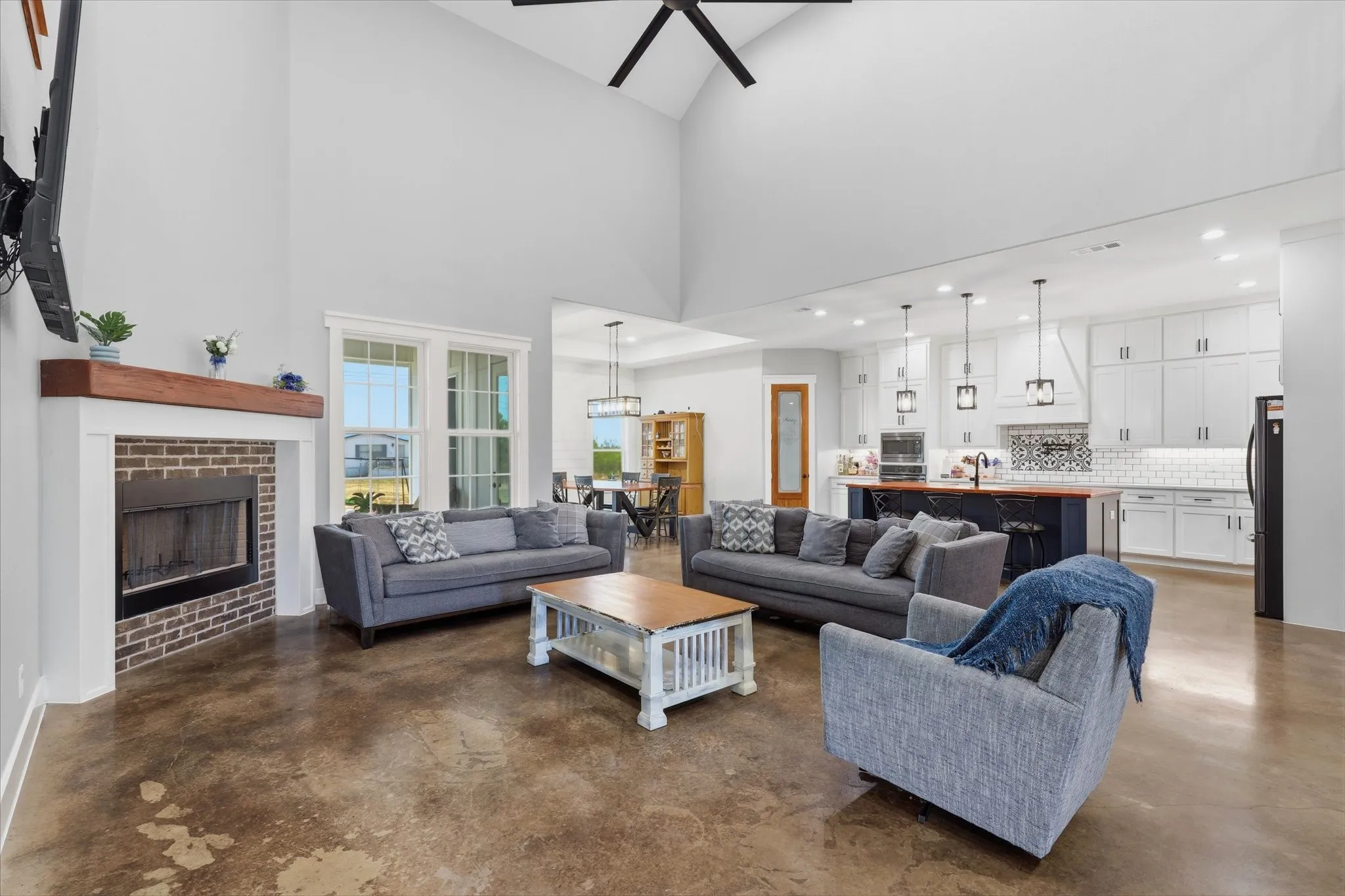 Single Family Residence For Sale in Ellis County , 3321 Mountain View Drive, Venus, Texas 76084, 4 Bedroom, 5 Bathroom, 2 Garage spaces, 3,467 Sqft, built in 2019, mls#21375192, Real Estate Agent in Venus, Homes For Sale in Ellis county, Homes For Sale in Venus, Realtor in Venus Texas, Real Estate Brokerage Independent Realty Texas, Luminita Cordes Realtor