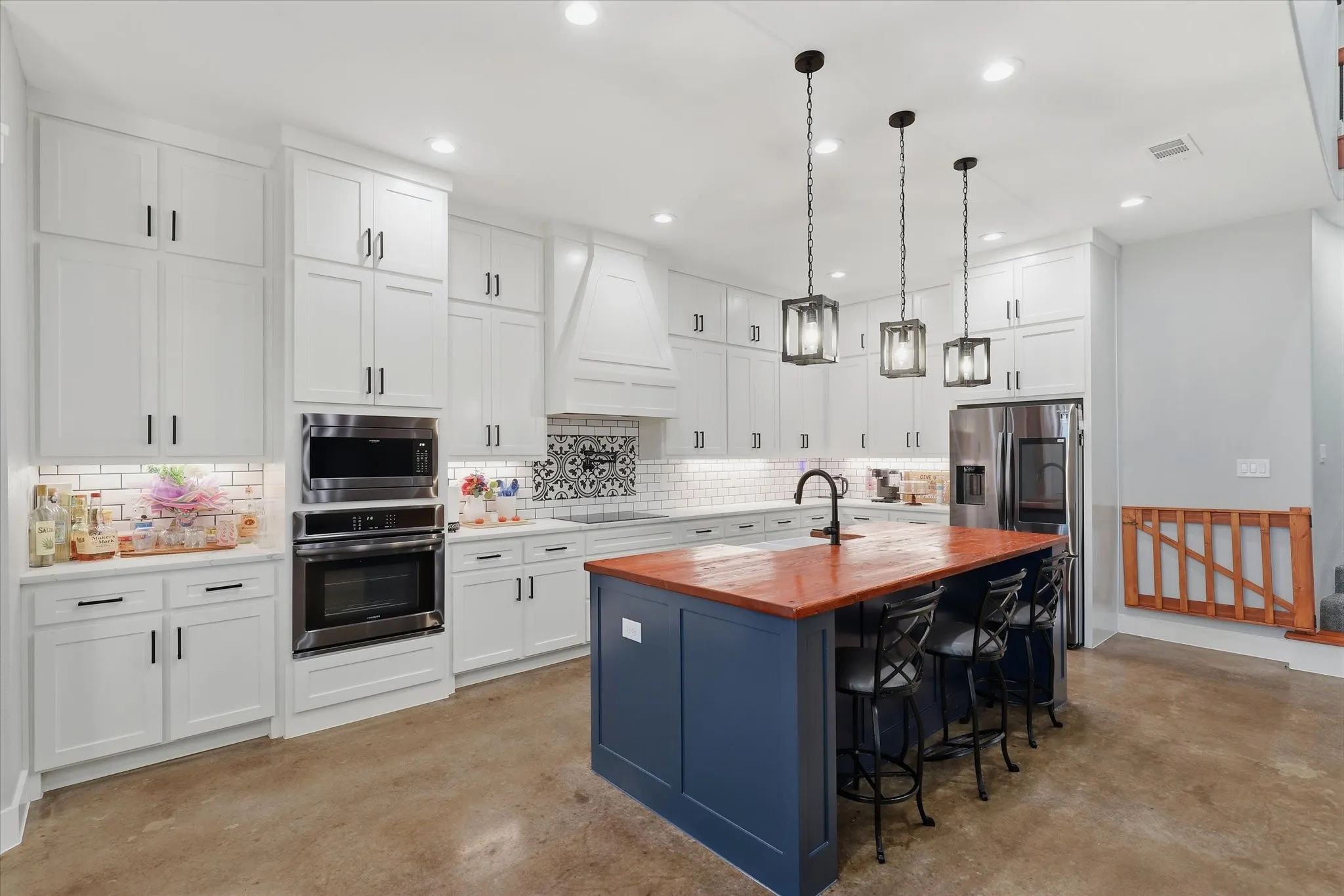 Single Family Residence For Sale in Ellis County , 3321 Mountain View Drive, Venus, Texas 76084, 4 Bedroom, 5 Bathroom, 2 Garage spaces, 3,467 Sqft, built in 2019, mls#21375192, Real Estate Agent in Venus, Homes For Sale in Ellis county, Homes For Sale in Venus, Realtor in Venus Texas, Real Estate Brokerage Independent Realty Texas, Luminita Cordes Realtor