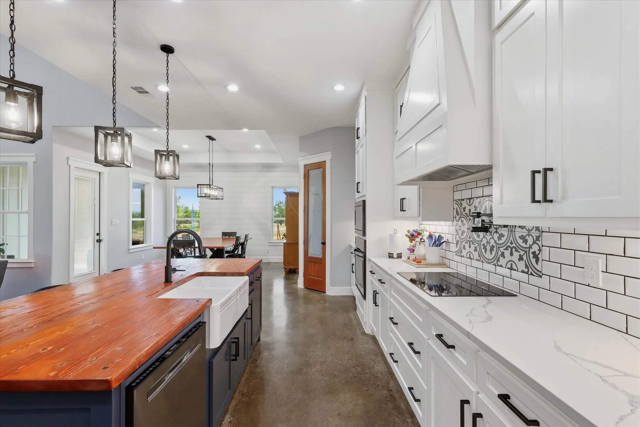 Single Family Residence For Sale in Ellis County , 3321 Mountain View Drive, Venus, Texas 76084, 4 Bedroom, 5 Bathroom, 2 Garage spaces, 3,467 Sqft, built in 2019, mls#21375192, Real Estate Agent in Venus, Homes For Sale in Ellis county, Homes For Sale in Venus, Realtor in Venus Texas, Real Estate Brokerage Independent Realty Texas, Luminita Cordes Realtor