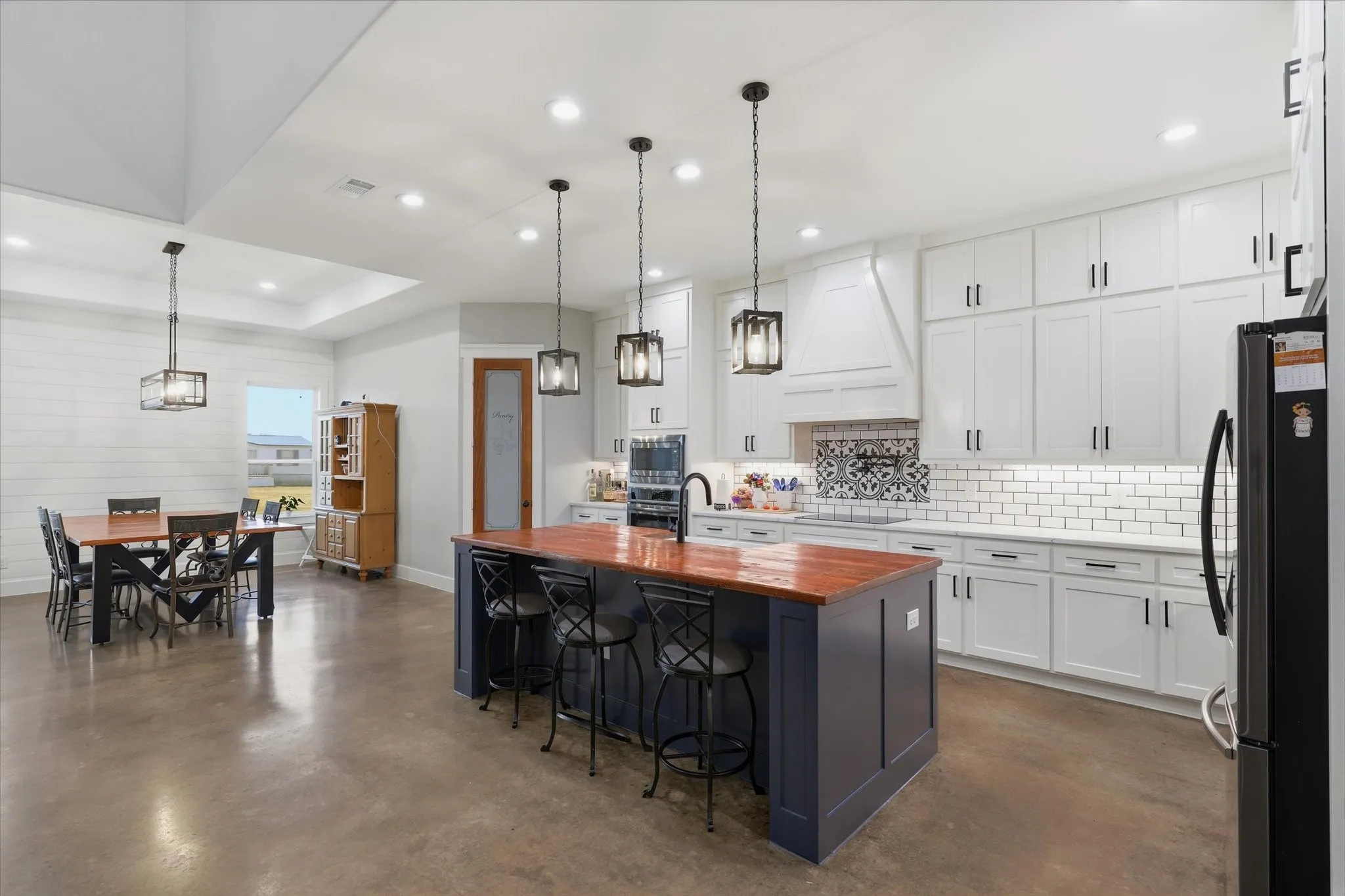 Single Family Residence For Sale in Ellis County , 3321 Mountain View Drive, Venus, Texas 76084, 4 Bedroom, 5 Bathroom, 2 Garage spaces, 3,467 Sqft, built in 2019, mls#21375192, Real Estate Agent in Venus, Homes For Sale in Ellis county, Homes For Sale in Venus, Realtor in Venus Texas, Real Estate Brokerage Independent Realty Texas, Luminita Cordes Realtor