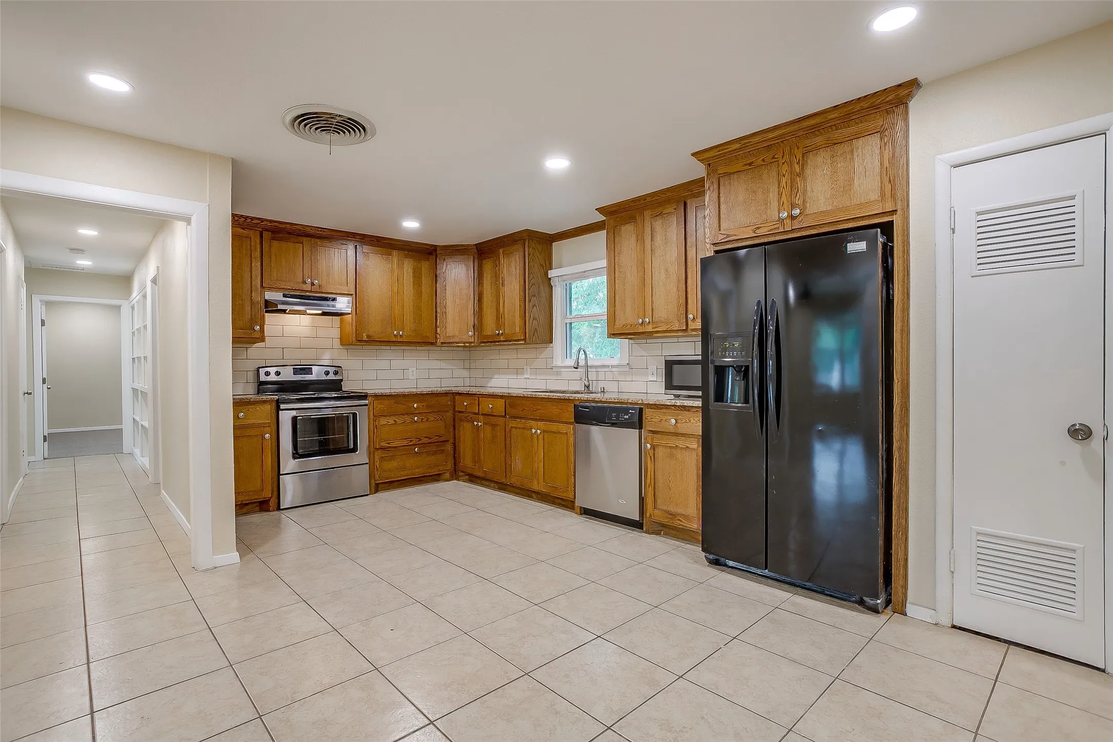 Single Family Residence For Sale in Tarrant County , 1208 Warden Street, Benbrook, Texas 76126, 3 Bedroom, 2 Bathroom, 2 Garage spaces, 1,750 Sqft, built in 1954, mls#21377661, Real Estate Agent in Benbrook, Homes For Sale in Tarrant county, Homes For Sale in Benbrook, Realtor in Benbrook Texas, Real Estate Brokerage Independent Realty Texas, Luminita Cordes Realtor