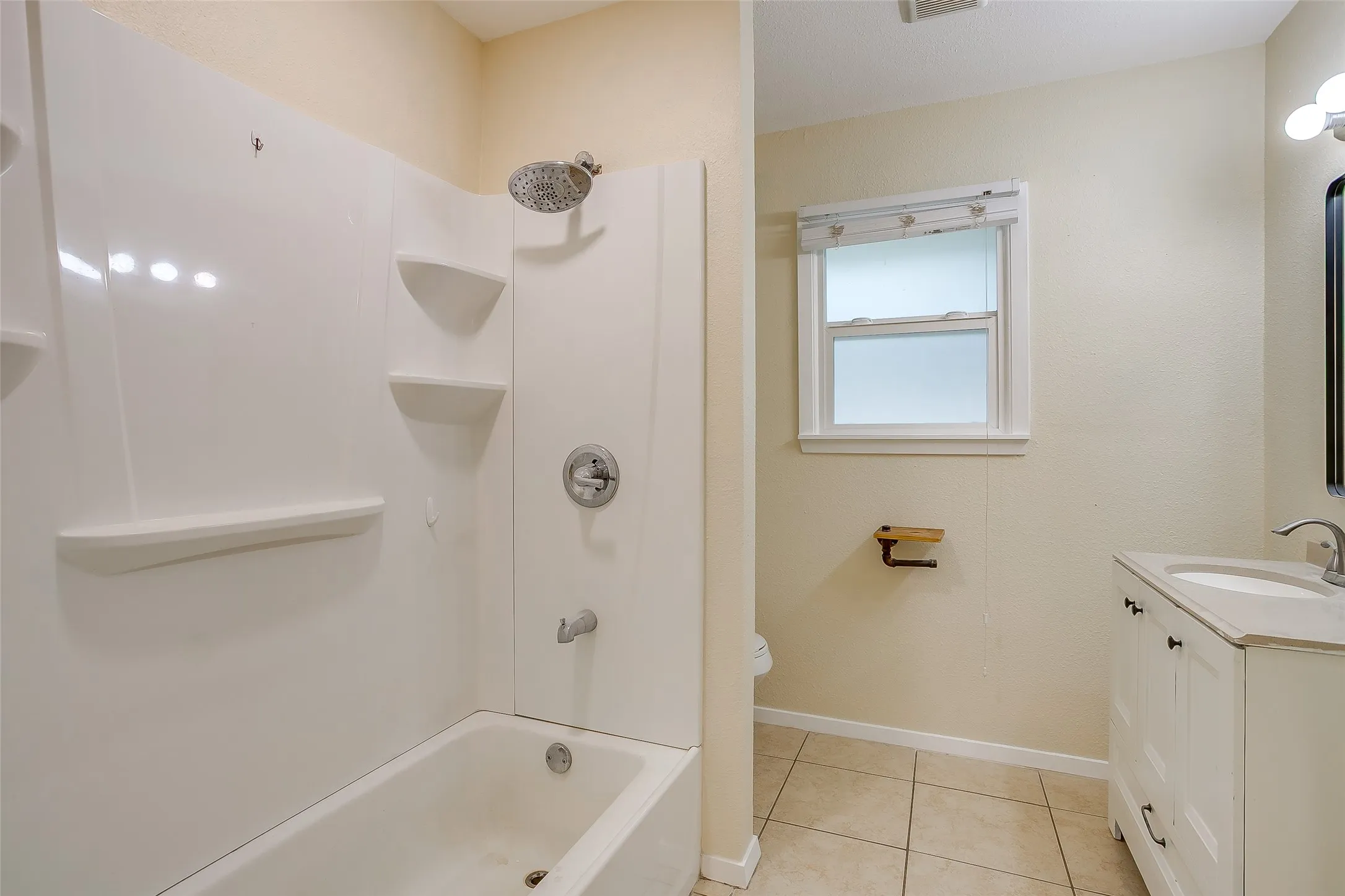 Single Family Residence For Sale in Tarrant County , 1208 Warden Street, Benbrook, Texas 76126, 3 Bedroom, 2 Bathroom, 2 Garage spaces, 1,750 Sqft, built in 1954, mls#21377661, Real Estate Agent in Benbrook, Homes For Sale in Tarrant county, Homes For Sale in Benbrook, Realtor in Benbrook Texas, Real Estate Brokerage Independent Realty Texas, Luminita Cordes Realtor