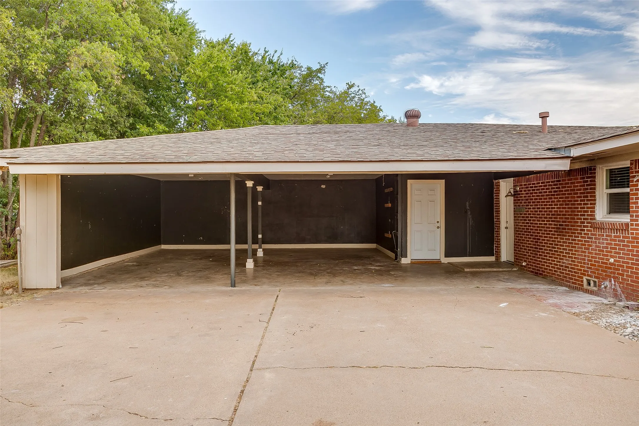 Single Family Residence For Sale in Tarrant County , 1208 Warden Street, Benbrook, Texas 76126, 3 Bedroom, 2 Bathroom, 2 Garage spaces, 1,750 Sqft, built in 1954, mls#21377661, Real Estate Agent in Benbrook, Homes For Sale in Tarrant county, Homes For Sale in Benbrook, Realtor in Benbrook Texas, Real Estate Brokerage Independent Realty Texas, Luminita Cordes Realtor