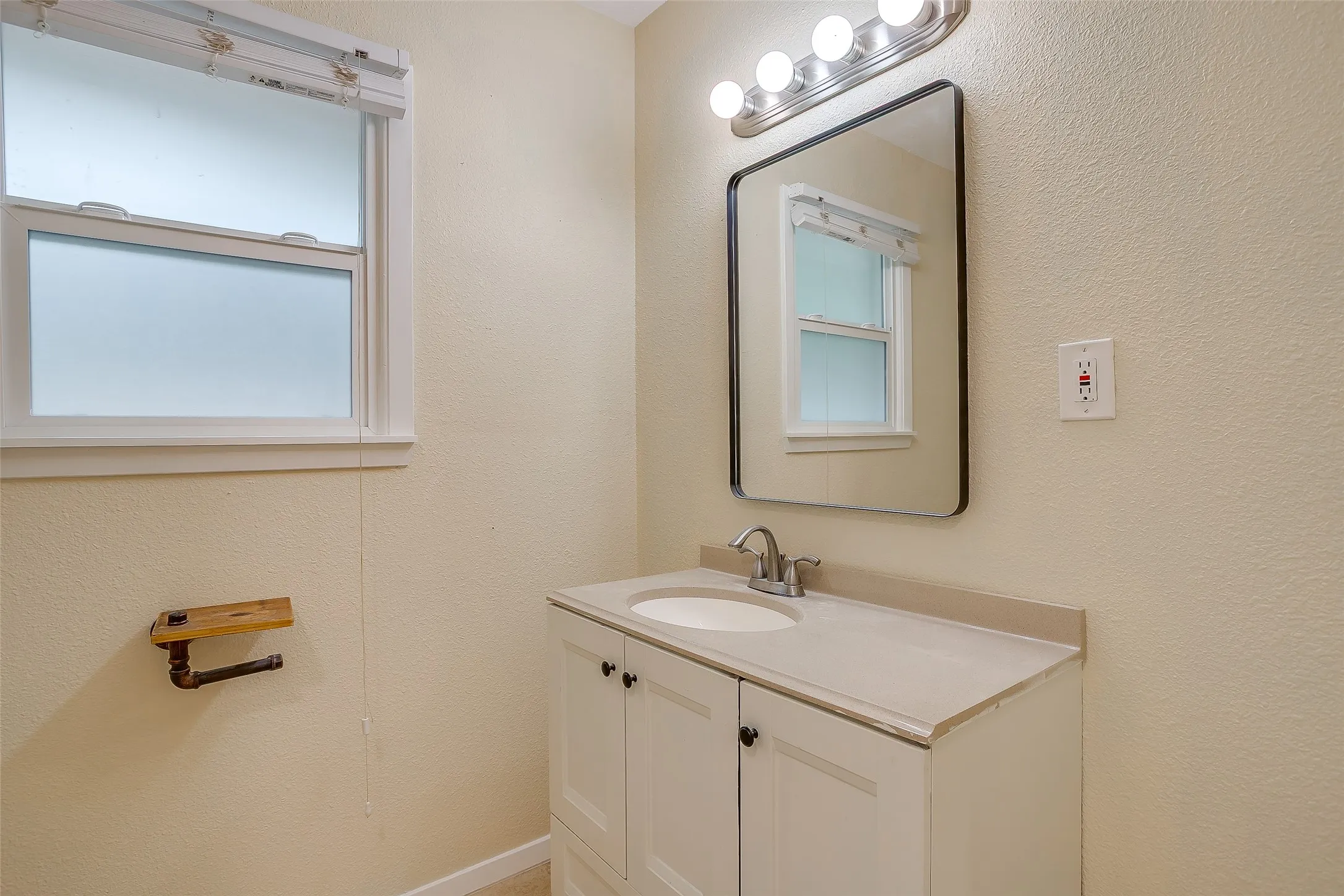 Single Family Residence For Sale in Tarrant County , 1208 Warden Street, Benbrook, Texas 76126, 3 Bedroom, 2 Bathroom, 2 Garage spaces, 1,750 Sqft, built in 1954, mls#21377661, Real Estate Agent in Benbrook, Homes For Sale in Tarrant county, Homes For Sale in Benbrook, Realtor in Benbrook Texas, Real Estate Brokerage Independent Realty Texas, Luminita Cordes Realtor