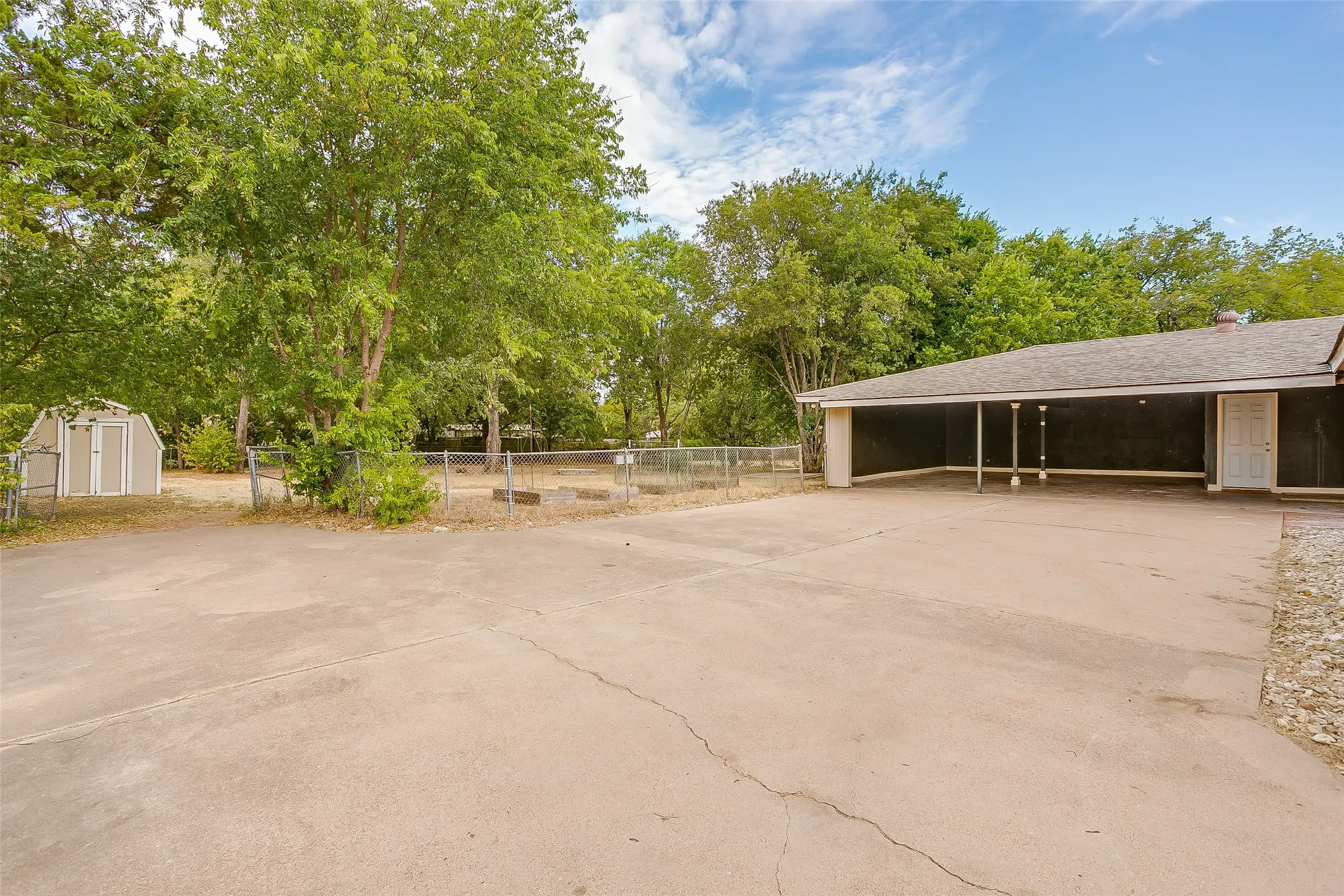 Single Family Residence For Sale in Tarrant County , 1208 Warden Street, Benbrook, Texas 76126, 3 Bedroom, 2 Bathroom, 2 Garage spaces, 1,750 Sqft, built in 1954, mls#21377661, Real Estate Agent in Benbrook, Homes For Sale in Tarrant county, Homes For Sale in Benbrook, Realtor in Benbrook Texas, Real Estate Brokerage Independent Realty Texas, Luminita Cordes Realtor