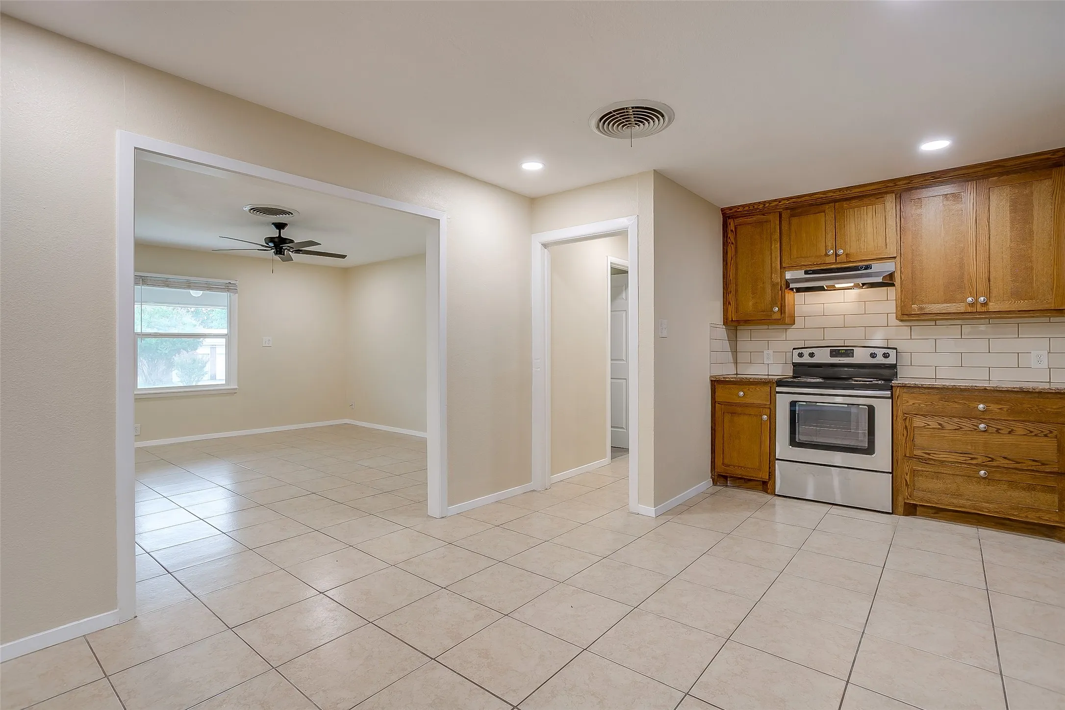 Single Family Residence For Sale in Tarrant County , 1208 Warden Street, Benbrook, Texas 76126, 3 Bedroom, 2 Bathroom, 2 Garage spaces, 1,750 Sqft, built in 1954, mls#21377661, Real Estate Agent in Benbrook, Homes For Sale in Tarrant county, Homes For Sale in Benbrook, Realtor in Benbrook Texas, Real Estate Brokerage Independent Realty Texas, Luminita Cordes Realtor