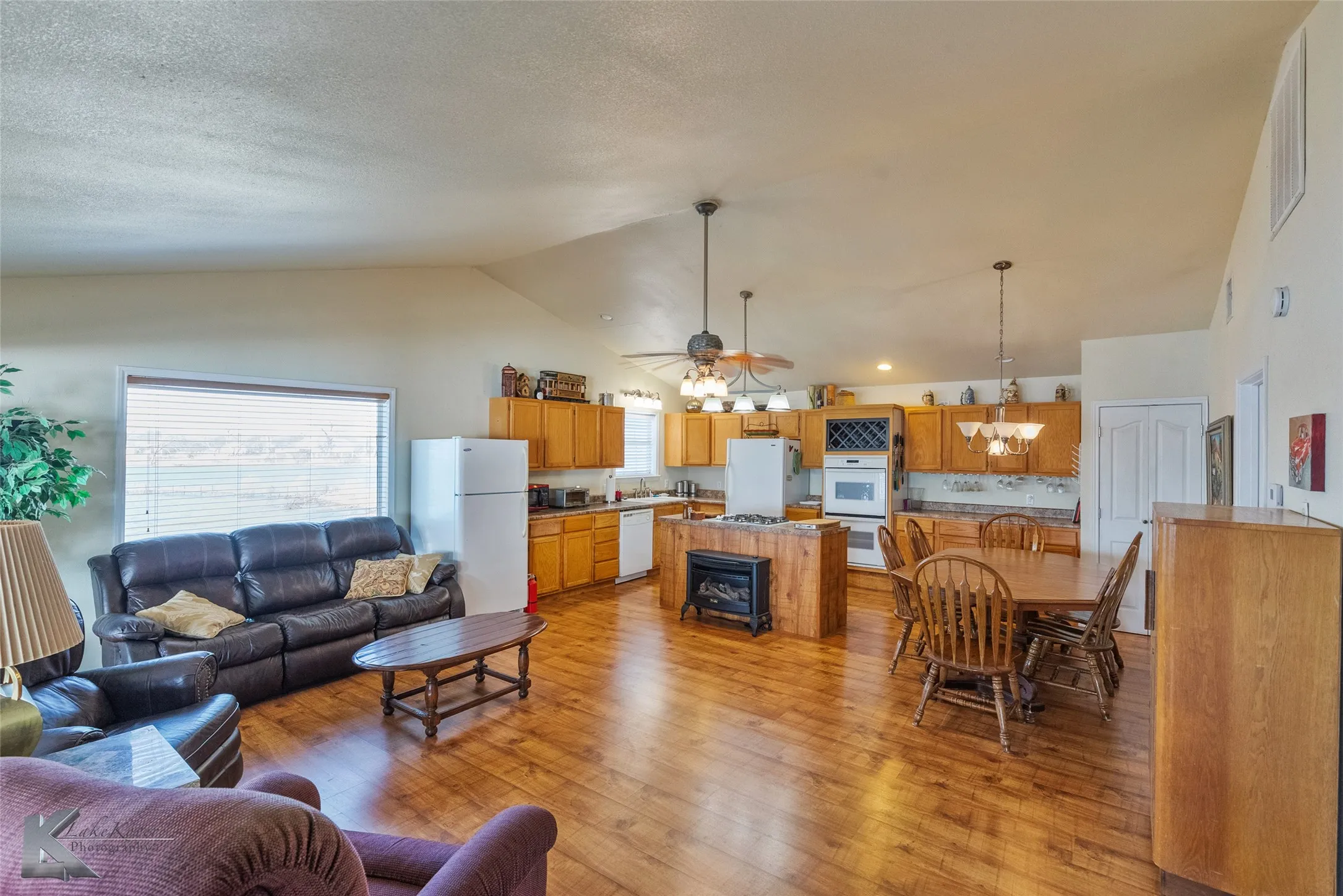 Single Family Residence For Sale in Eastland County , 206 County Road 541, Eastland, Texas 76448, 3 Bedroom, 4 Bathroom, Garage spaces, 2,166 Sqft, built in 1980, mls#21377660, Real Estate Agent in Eastland, Homes For Sale in Eastland county, Homes For Sale in Eastland, Realtor in Eastland Texas, Real Estate Brokerage Independent Realty Texas, Luminita Cordes Realtor