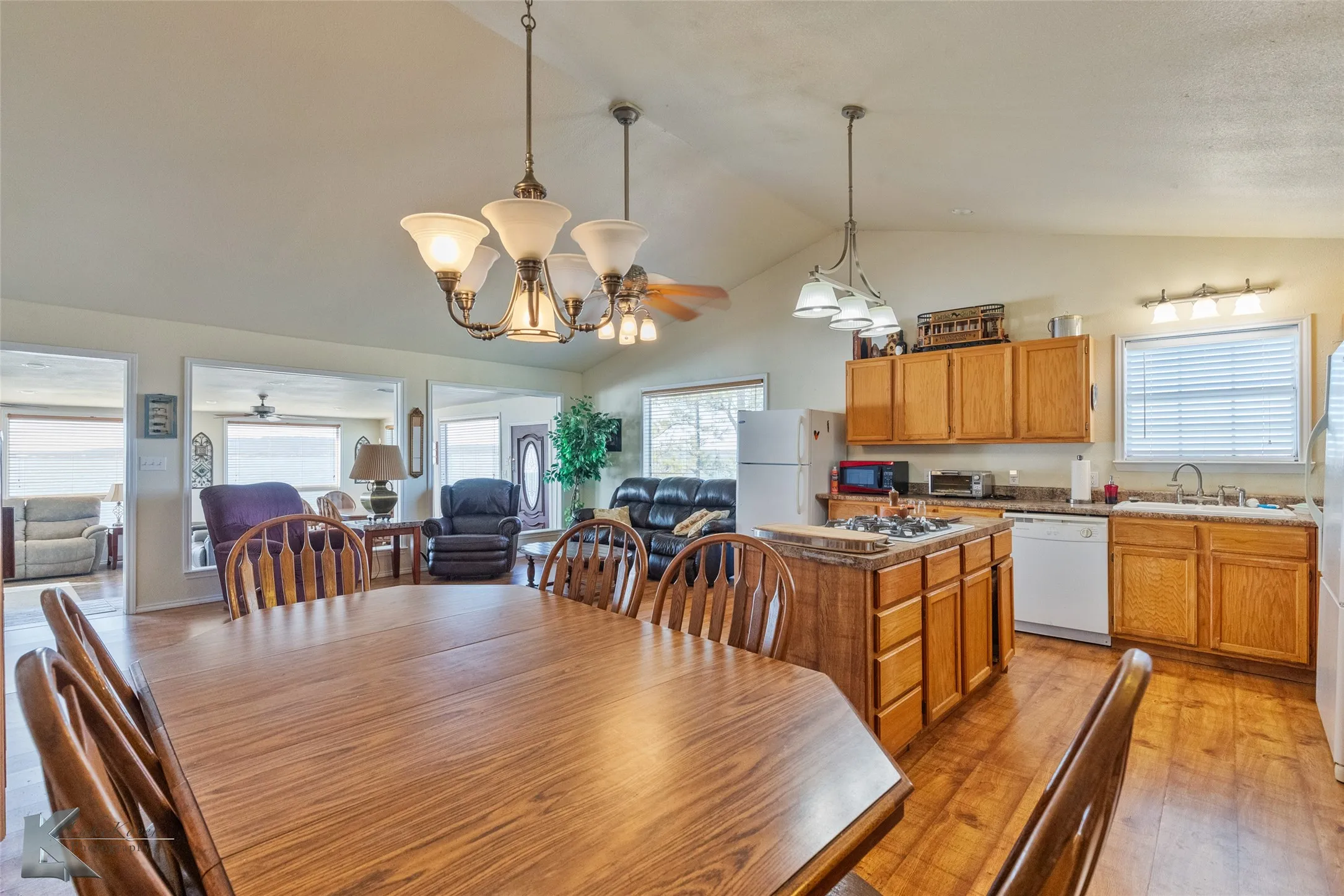 Single Family Residence For Sale in Eastland County , 206 County Road 541, Eastland, Texas 76448, 3 Bedroom, 4 Bathroom, Garage spaces, 2,166 Sqft, built in 1980, mls#21377660, Real Estate Agent in Eastland, Homes For Sale in Eastland county, Homes For Sale in Eastland, Realtor in Eastland Texas, Real Estate Brokerage Independent Realty Texas, Luminita Cordes Realtor