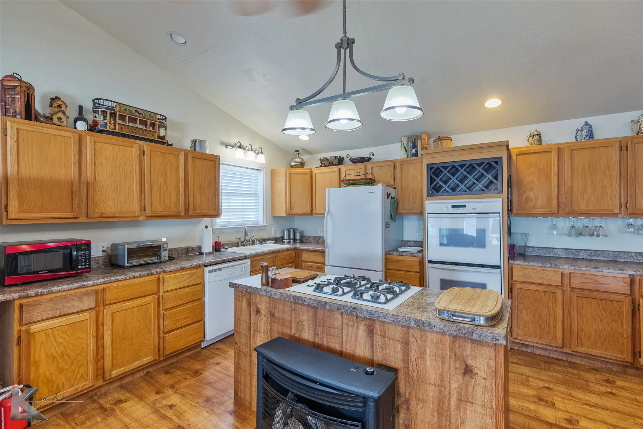 Single Family Residence For Sale in Eastland County , 206 County Road 541, Eastland, Texas 76448, 3 Bedroom, 4 Bathroom, Garage spaces, 2,166 Sqft, built in 1980, mls#21377660, Real Estate Agent in Eastland, Homes For Sale in Eastland county, Homes For Sale in Eastland, Realtor in Eastland Texas, Real Estate Brokerage Independent Realty Texas, Luminita Cordes Realtor