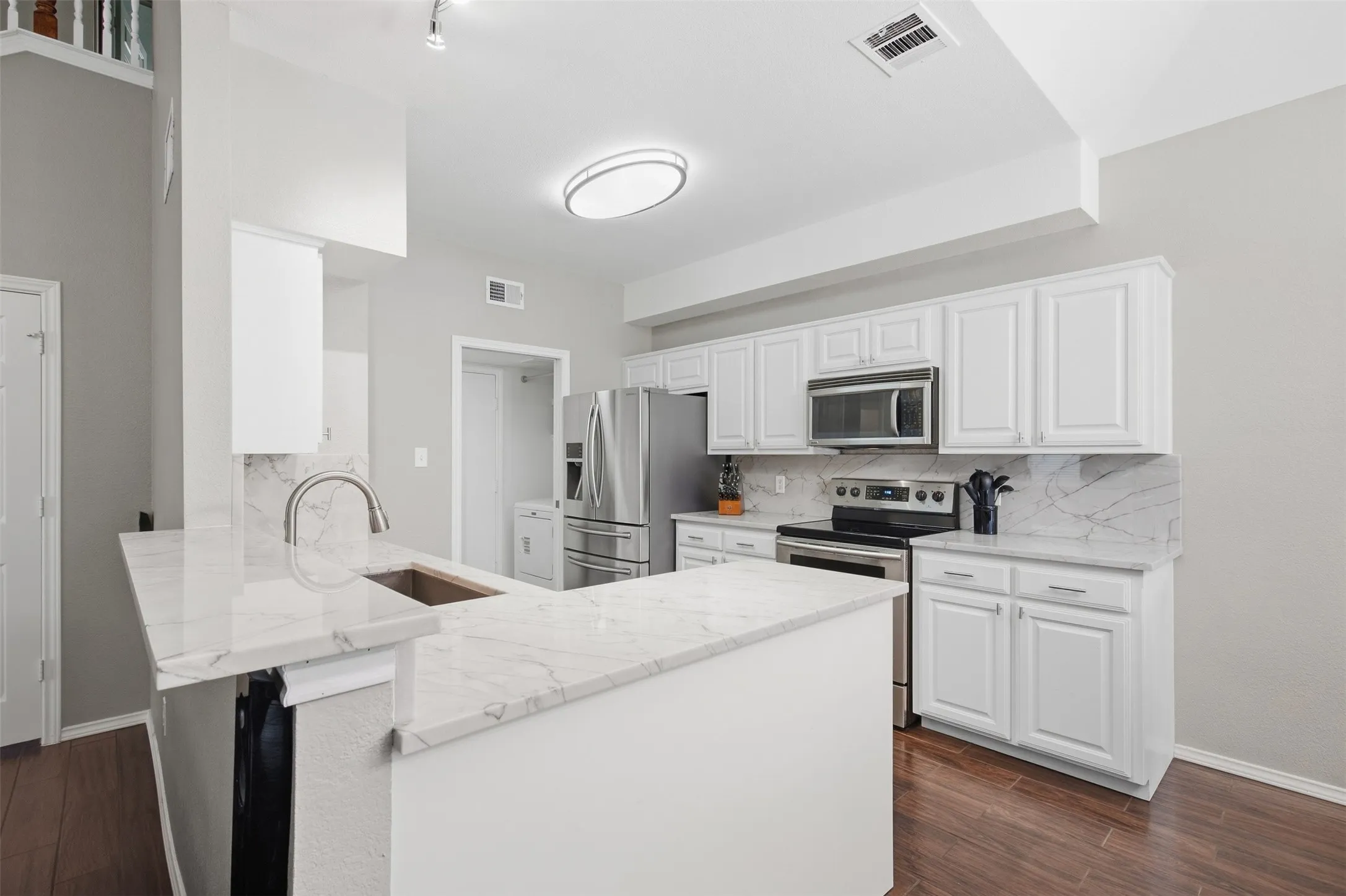 Single Family Residence For Sale in Denton County , 554 Continental Drive, Lewisville, Texas 75067, 3 Bedroom, 3 Bathroom, 2 Garage spaces, 1,453 Sqft, built in 1999, mls#21377469, Real Estate Agent in Lewisville, Homes For Sale in Denton county, Homes For Sale in Lewisville, Realtor in Lewisville Texas, Real Estate Brokerage Independent Realty Texas, Luminita Cordes Realtor