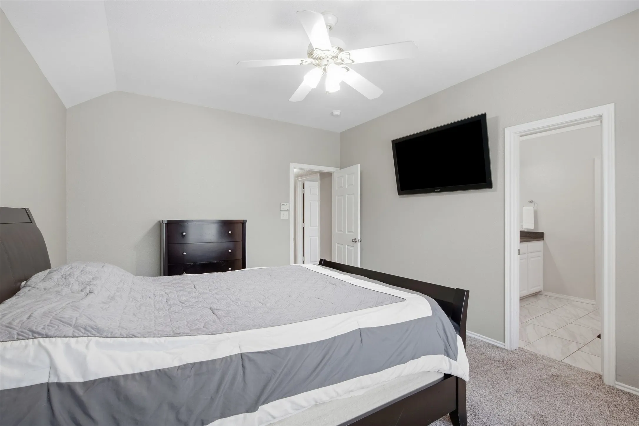 Single Family Residence For Sale in Denton County , 554 Continental Drive, Lewisville, Texas 75067, 3 Bedroom, 3 Bathroom, 2 Garage spaces, 1,453 Sqft, built in 1999, mls#21377469, Real Estate Agent in Lewisville, Homes For Sale in Denton county, Homes For Sale in Lewisville, Realtor in Lewisville Texas, Real Estate Brokerage Independent Realty Texas, Luminita Cordes Realtor