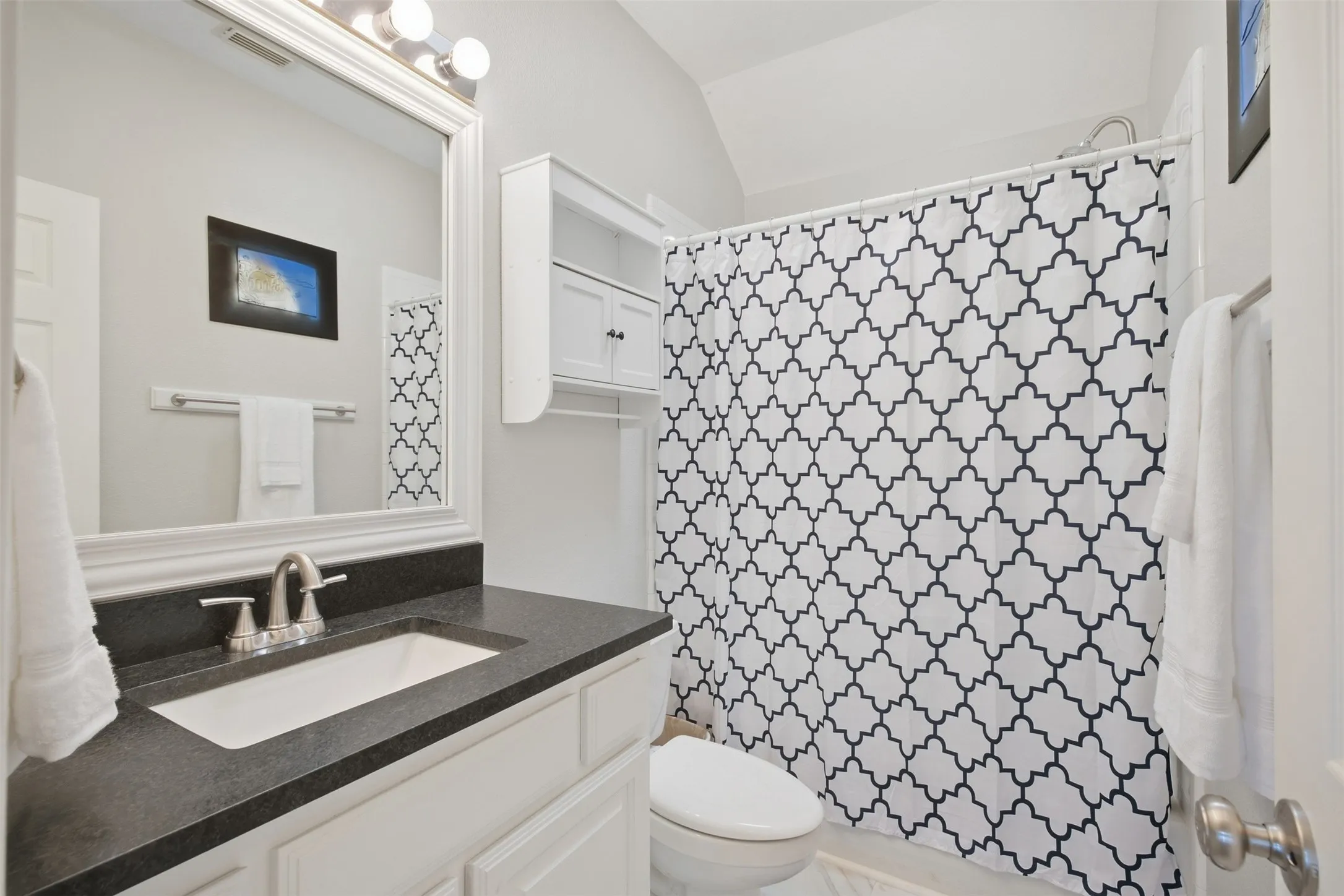 Single Family Residence For Sale in Denton County , 554 Continental Drive, Lewisville, Texas 75067, 3 Bedroom, 3 Bathroom, 2 Garage spaces, 1,453 Sqft, built in 1999, mls#21377469, Real Estate Agent in Lewisville, Homes For Sale in Denton county, Homes For Sale in Lewisville, Realtor in Lewisville Texas, Real Estate Brokerage Independent Realty Texas, Luminita Cordes Realtor