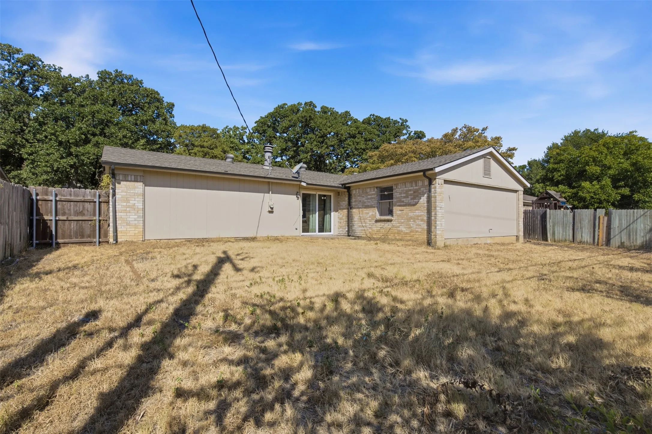 Single Family Residence For Sale in Tarrant County , 3703 French Wood Drive, Arlington, Texas 76016, 3 Bedroom, 2 Bathroom, 2 Garage spaces, 1,436 Sqft, built in 1977, mls#21376656, Real Estate Agent in Arlington, Homes For Sale in Tarrant county, Homes For Sale in Arlington, Realtor in Arlington Texas, Real Estate Brokerage Independent Realty Texas, Luminita Cordes Realtor