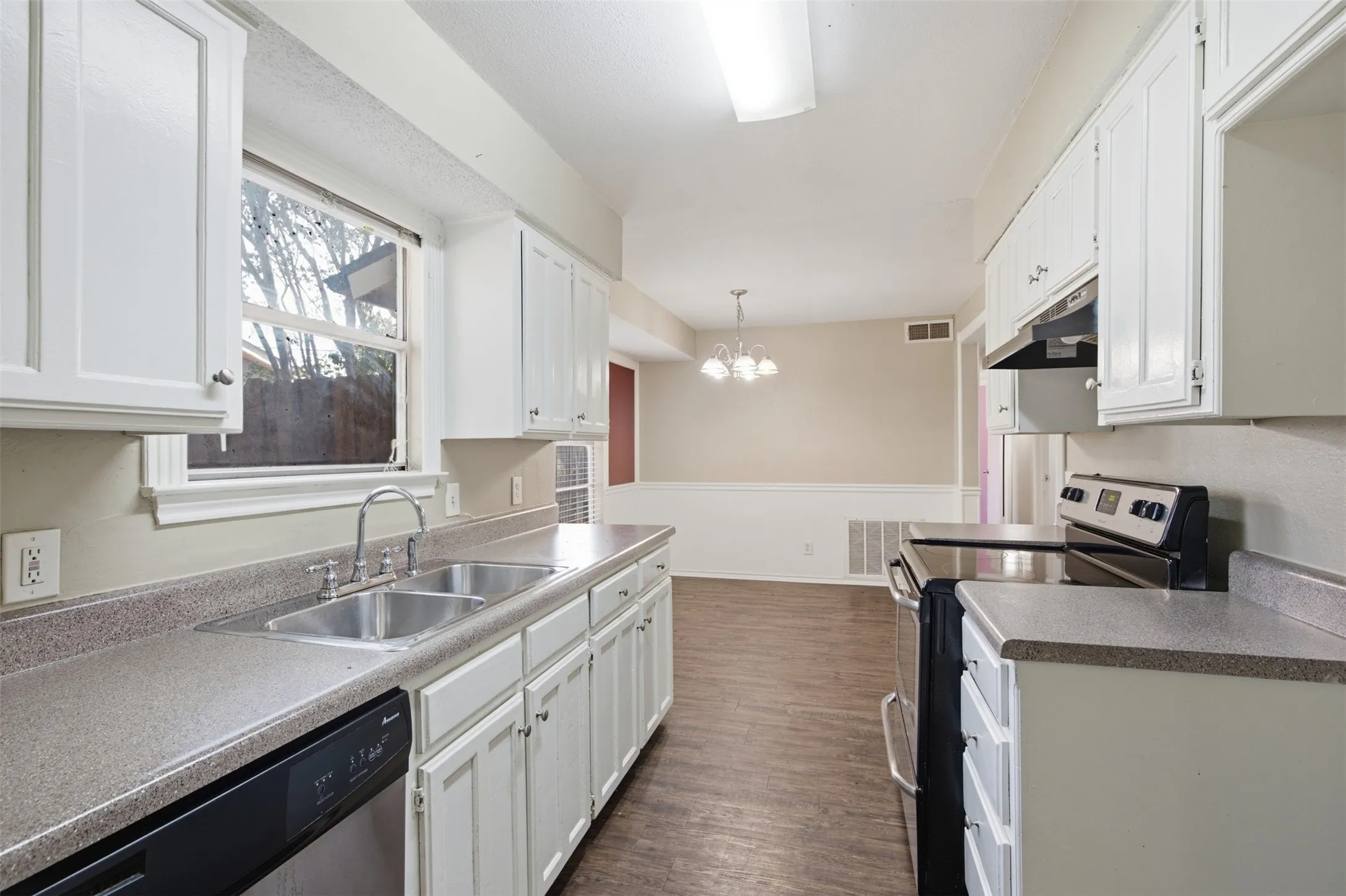Single Family Residence For Sale in Tarrant County , 3703 French Wood Drive, Arlington, Texas 76016, 3 Bedroom, 2 Bathroom, 2 Garage spaces, 1,436 Sqft, built in 1977, mls#21376656, Real Estate Agent in Arlington, Homes For Sale in Tarrant county, Homes For Sale in Arlington, Realtor in Arlington Texas, Real Estate Brokerage Independent Realty Texas, Luminita Cordes Realtor