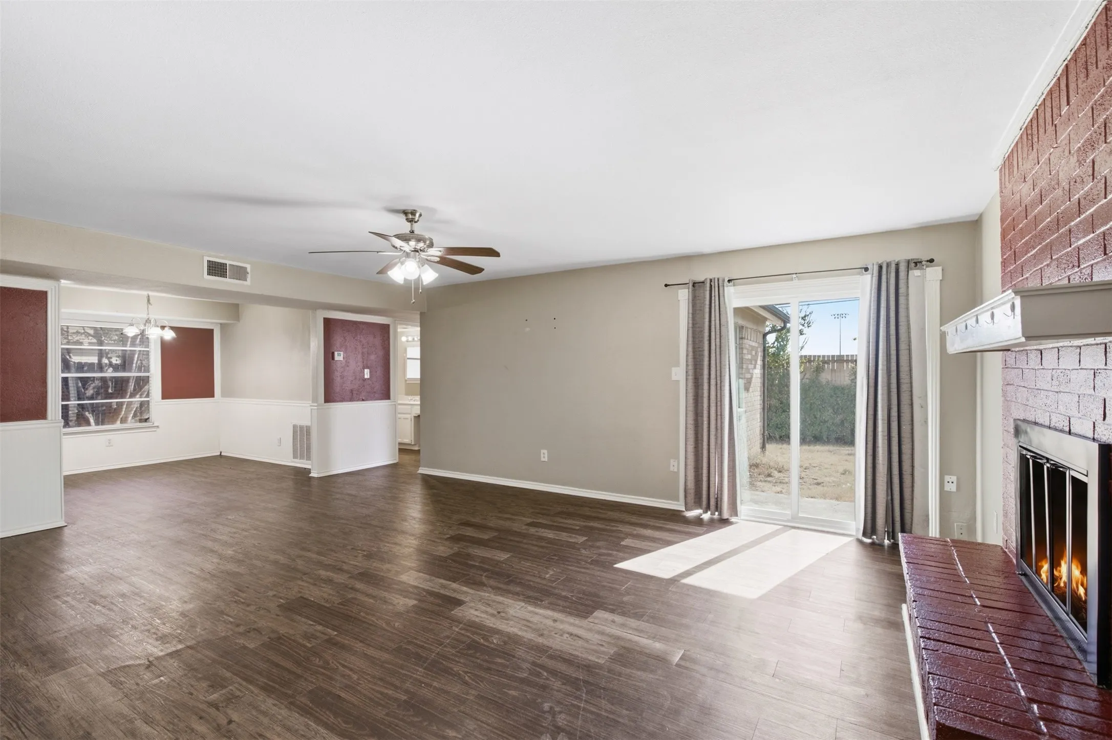 Single Family Residence For Sale in Tarrant County , 3703 French Wood Drive, Arlington, Texas 76016, 3 Bedroom, 2 Bathroom, 2 Garage spaces, 1,436 Sqft, built in 1977, mls#21376656, Real Estate Agent in Arlington, Homes For Sale in Tarrant county, Homes For Sale in Arlington, Realtor in Arlington Texas, Real Estate Brokerage Independent Realty Texas, Luminita Cordes Realtor