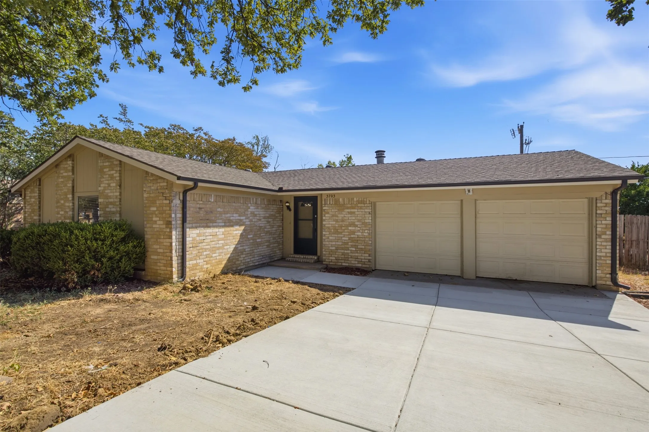 Single Family Residence For Sale in Tarrant County , 3703 French Wood Drive, Arlington, Texas 76016, 3 Bedroom, 2 Bathroom, 2 Garage spaces, 1,436 Sqft, built in 1977, mls#21376656, Real Estate Agent in Arlington, Homes For Sale in Tarrant county, Homes For Sale in Arlington, Realtor in Arlington Texas, Real Estate Brokerage Independent Realty Texas, Luminita Cordes Realtor