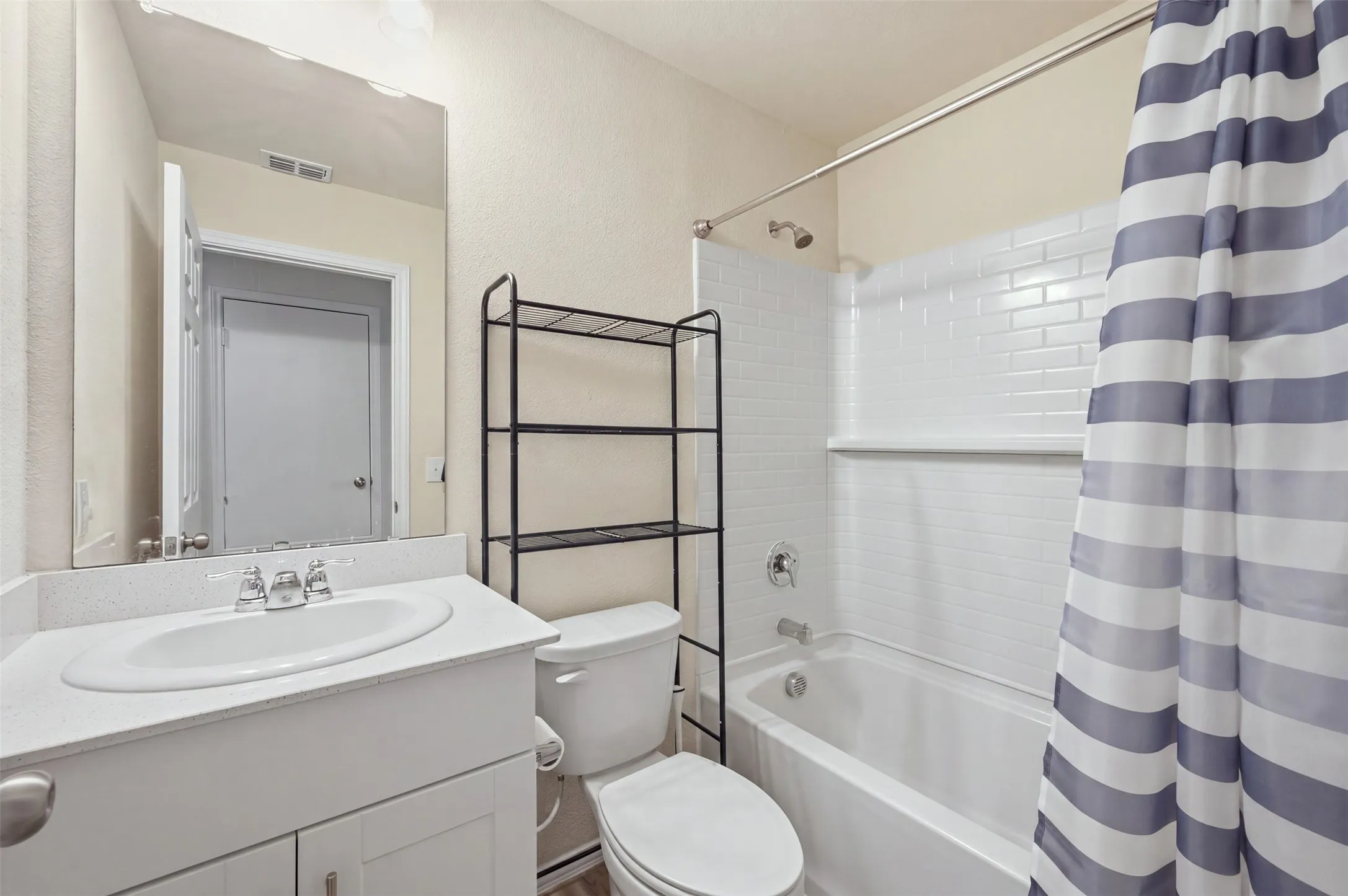 Single Family Residence For Sale in Tarrant County , 16028 Crews Avenue, Haslet, Texas 76052, 3 Bedroom, 2 Bathroom, 2 Garage spaces, 1,441 Sqft, built in 2021, mls#21376385, Real Estate Agent in Haslet, Homes For Sale in Tarrant county, Homes For Sale in Haslet, Realtor in Haslet Texas, Real Estate Brokerage Independent Realty Texas, Luminita Cordes Realtor