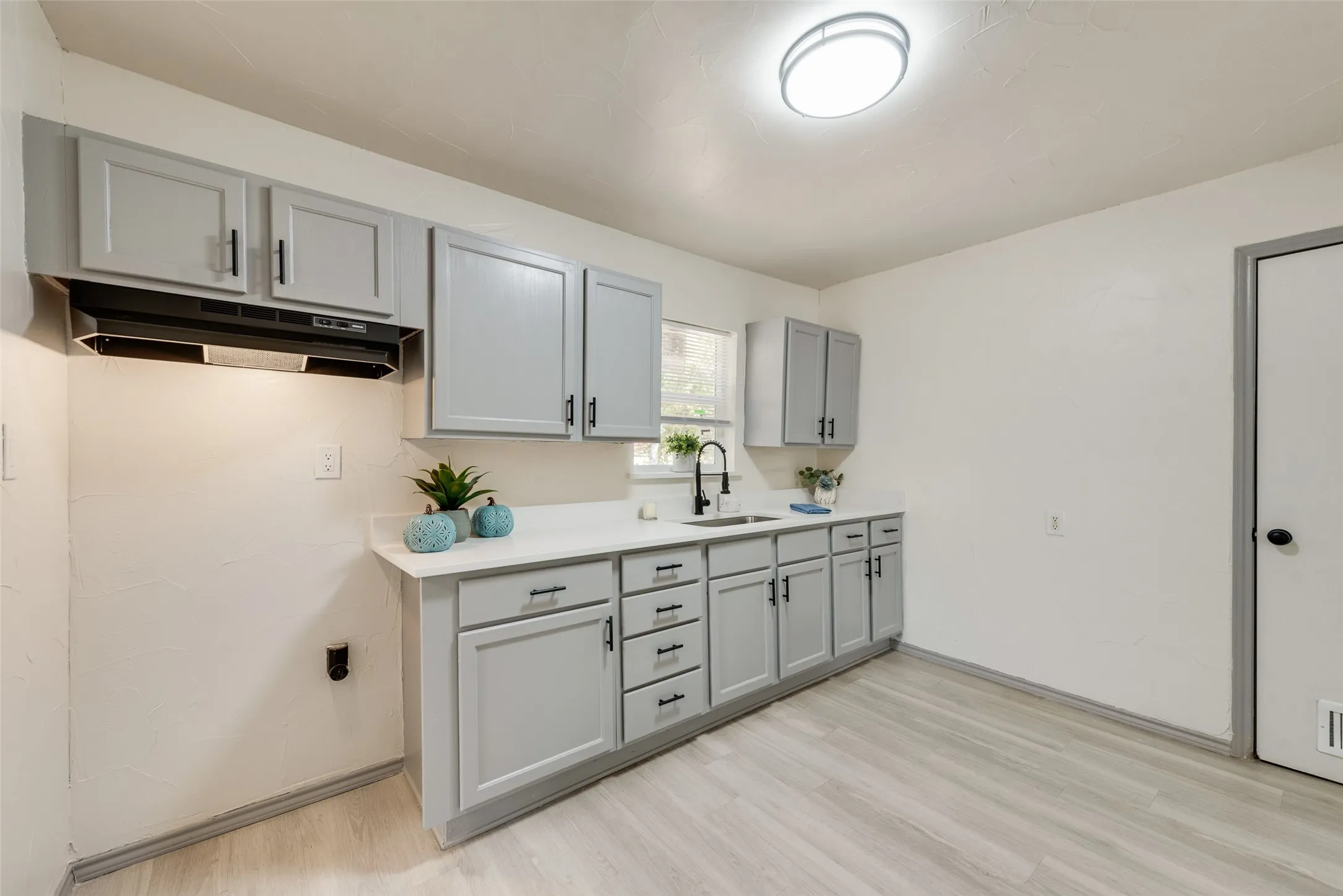Single Family Residence For Sale in Tarrant County , 5304 Notre Dame Avenue, River Oaks, Texas 76114, 3 Bedroom, 1 Bathroom, Garage spaces, 1,021 Sqft, built in 1951, mls#21377604, Real Estate Agent in River Oaks, Homes For Sale in Tarrant county, Homes For Sale in River Oaks, Realtor in River Oaks Texas, Real Estate Brokerage Independent Realty Texas, Luminita Cordes Realtor