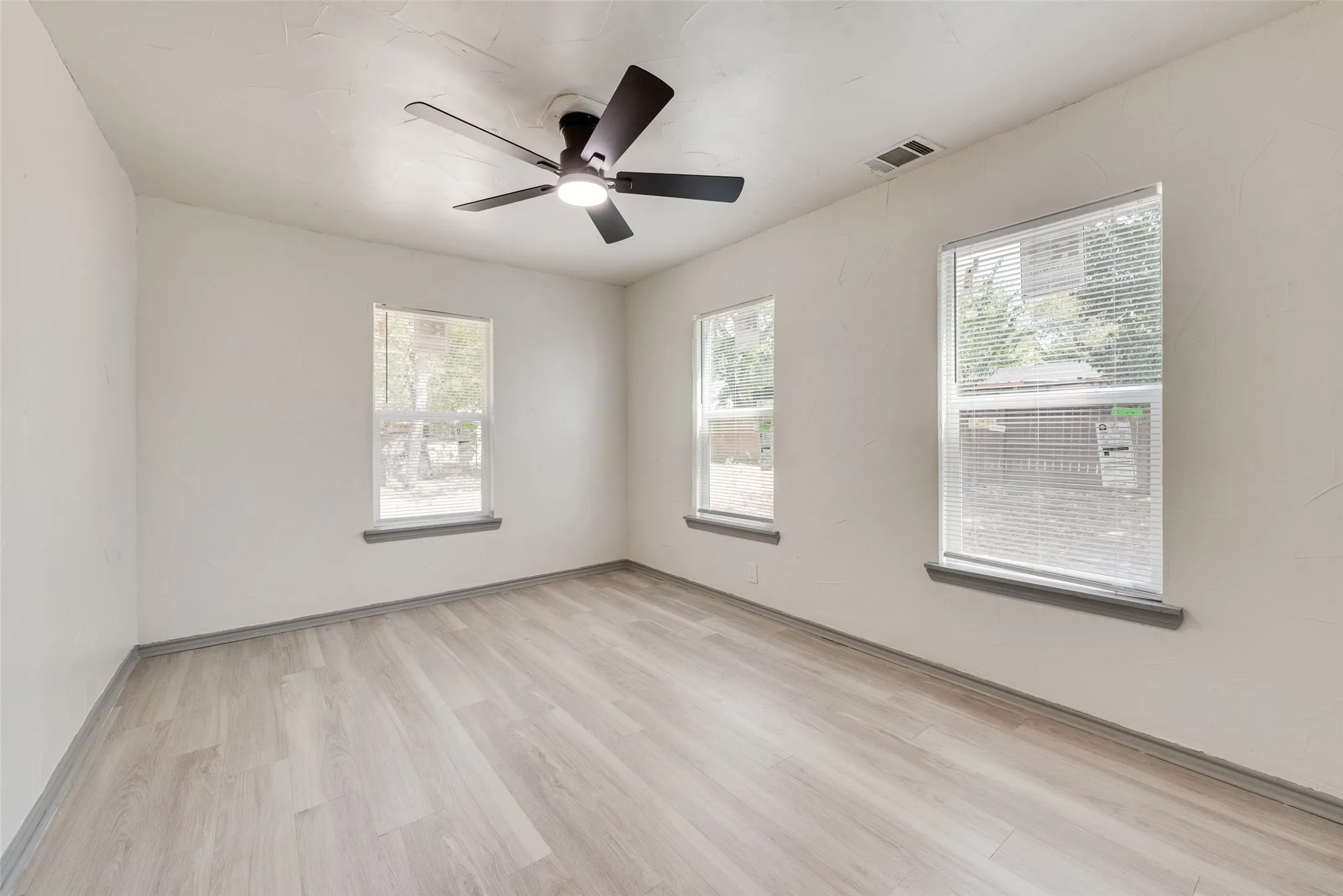 Single Family Residence For Sale in Tarrant County , 5304 Notre Dame Avenue, River Oaks, Texas 76114, 3 Bedroom, 1 Bathroom, Garage spaces, 1,021 Sqft, built in 1951, mls#21377604, Real Estate Agent in River Oaks, Homes For Sale in Tarrant county, Homes For Sale in River Oaks, Realtor in River Oaks Texas, Real Estate Brokerage Independent Realty Texas, Luminita Cordes Realtor