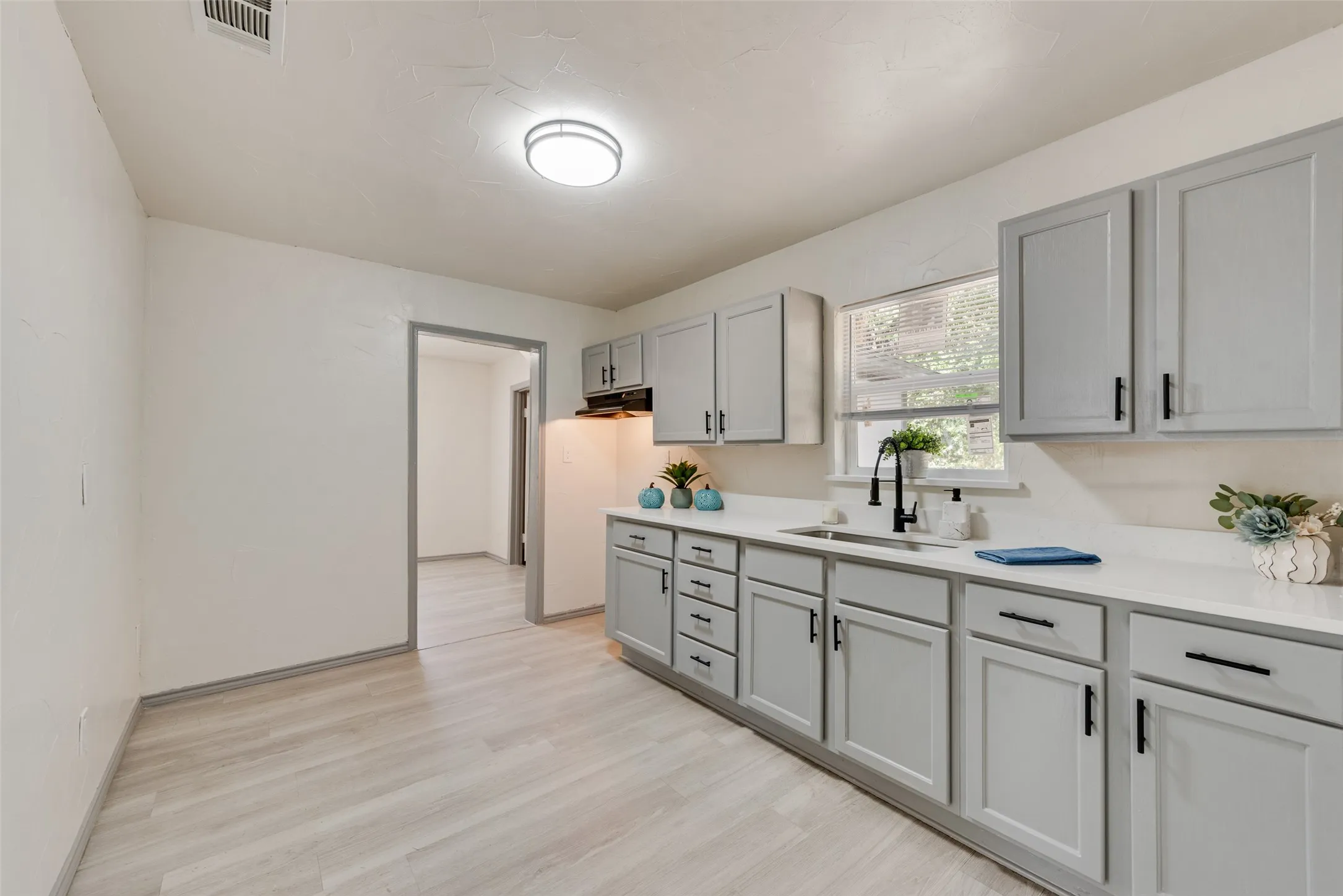 Single Family Residence For Sale in Tarrant County , 5304 Notre Dame Avenue, River Oaks, Texas 76114, 3 Bedroom, 1 Bathroom, Garage spaces, 1,021 Sqft, built in 1951, mls#21377604, Real Estate Agent in River Oaks, Homes For Sale in Tarrant county, Homes For Sale in River Oaks, Realtor in River Oaks Texas, Real Estate Brokerage Independent Realty Texas, Luminita Cordes Realtor