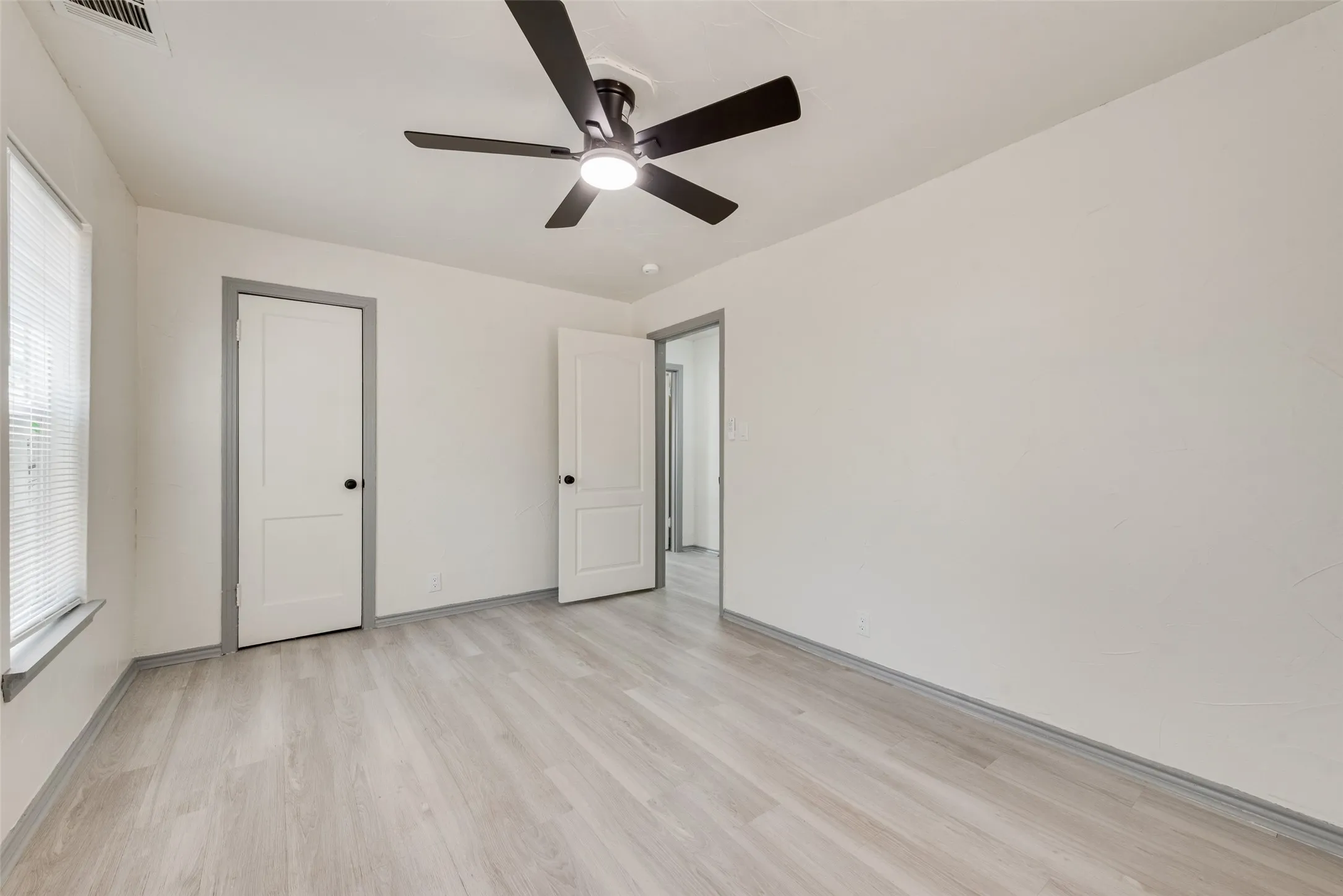 Single Family Residence For Sale in Tarrant County , 5304 Notre Dame Avenue, River Oaks, Texas 76114, 3 Bedroom, 1 Bathroom, Garage spaces, 1,021 Sqft, built in 1951, mls#21377604, Real Estate Agent in River Oaks, Homes For Sale in Tarrant county, Homes For Sale in River Oaks, Realtor in River Oaks Texas, Real Estate Brokerage Independent Realty Texas, Luminita Cordes Realtor