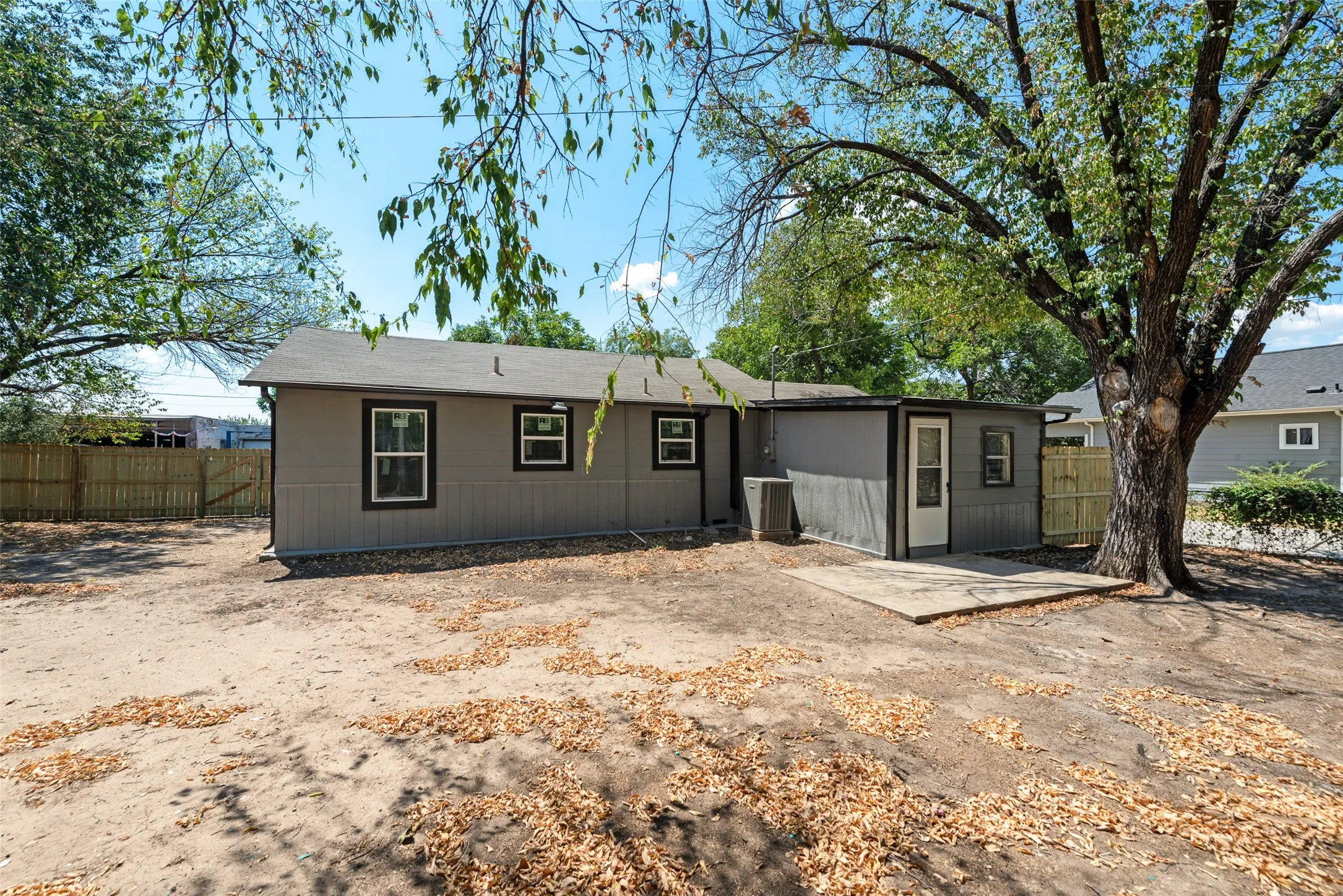 Single Family Residence For Sale in Tarrant County , 5304 Notre Dame Avenue, River Oaks, Texas 76114, 3 Bedroom, 1 Bathroom, Garage spaces, 1,021 Sqft, built in 1951, mls#21377604, Real Estate Agent in River Oaks, Homes For Sale in Tarrant county, Homes For Sale in River Oaks, Realtor in River Oaks Texas, Real Estate Brokerage Independent Realty Texas, Luminita Cordes Realtor