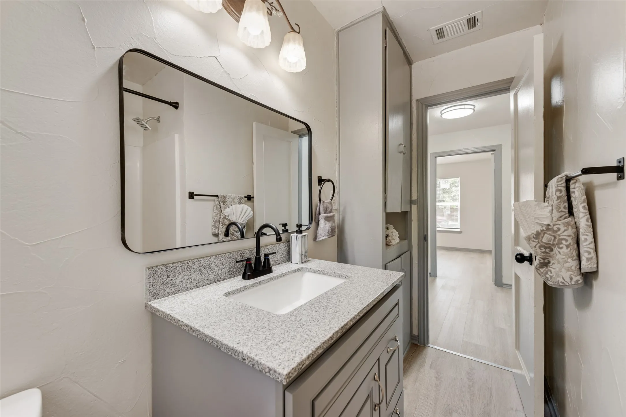 Single Family Residence For Sale in Tarrant County , 5304 Notre Dame Avenue, River Oaks, Texas 76114, 3 Bedroom, 1 Bathroom, Garage spaces, 1,021 Sqft, built in 1951, mls#21377604, Real Estate Agent in River Oaks, Homes For Sale in Tarrant county, Homes For Sale in River Oaks, Realtor in River Oaks Texas, Real Estate Brokerage Independent Realty Texas, Luminita Cordes Realtor
