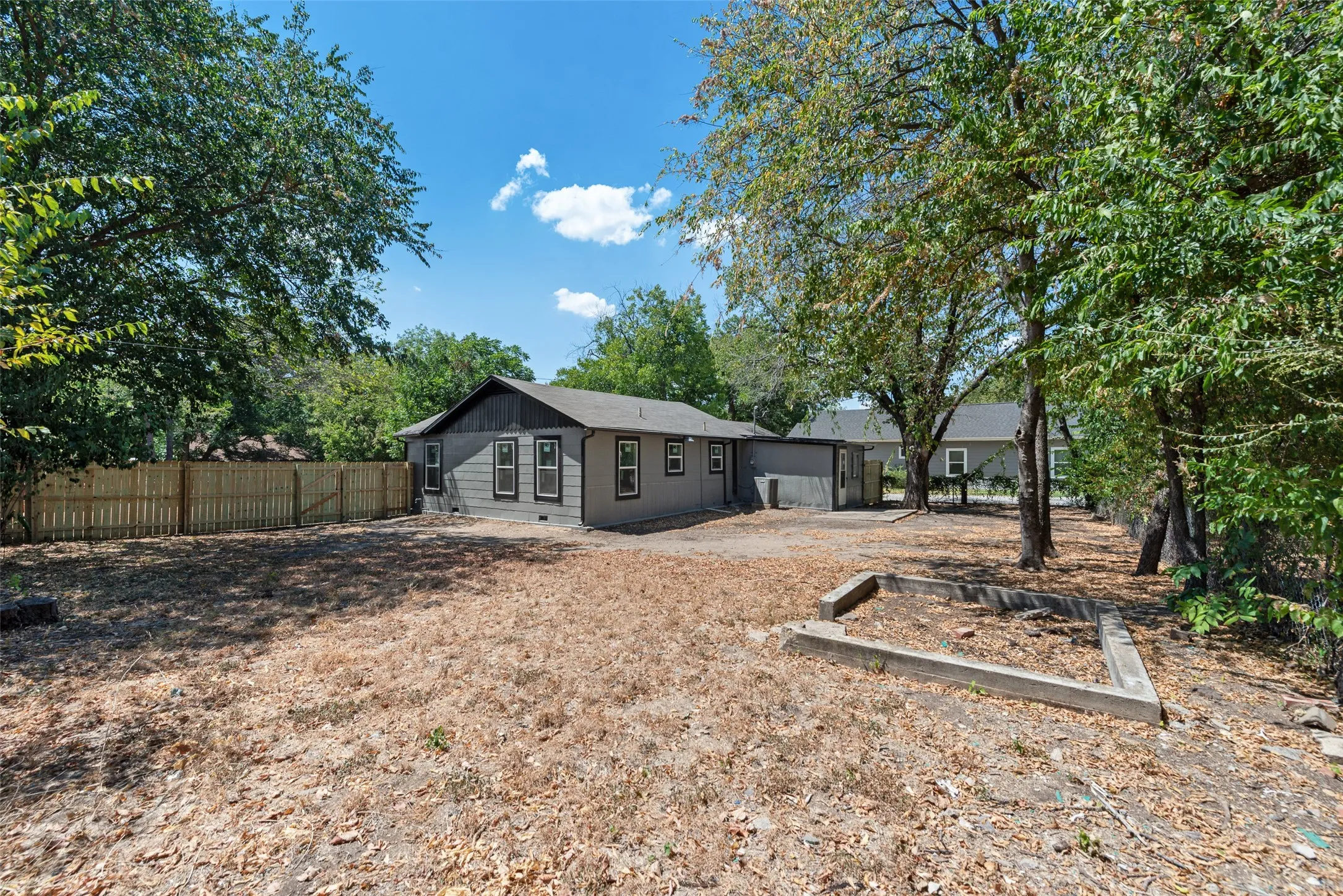 Single Family Residence For Sale in Tarrant County , 5304 Notre Dame Avenue, River Oaks, Texas 76114, 3 Bedroom, 1 Bathroom, Garage spaces, 1,021 Sqft, built in 1951, mls#21377604, Real Estate Agent in River Oaks, Homes For Sale in Tarrant county, Homes For Sale in River Oaks, Realtor in River Oaks Texas, Real Estate Brokerage Independent Realty Texas, Luminita Cordes Realtor
