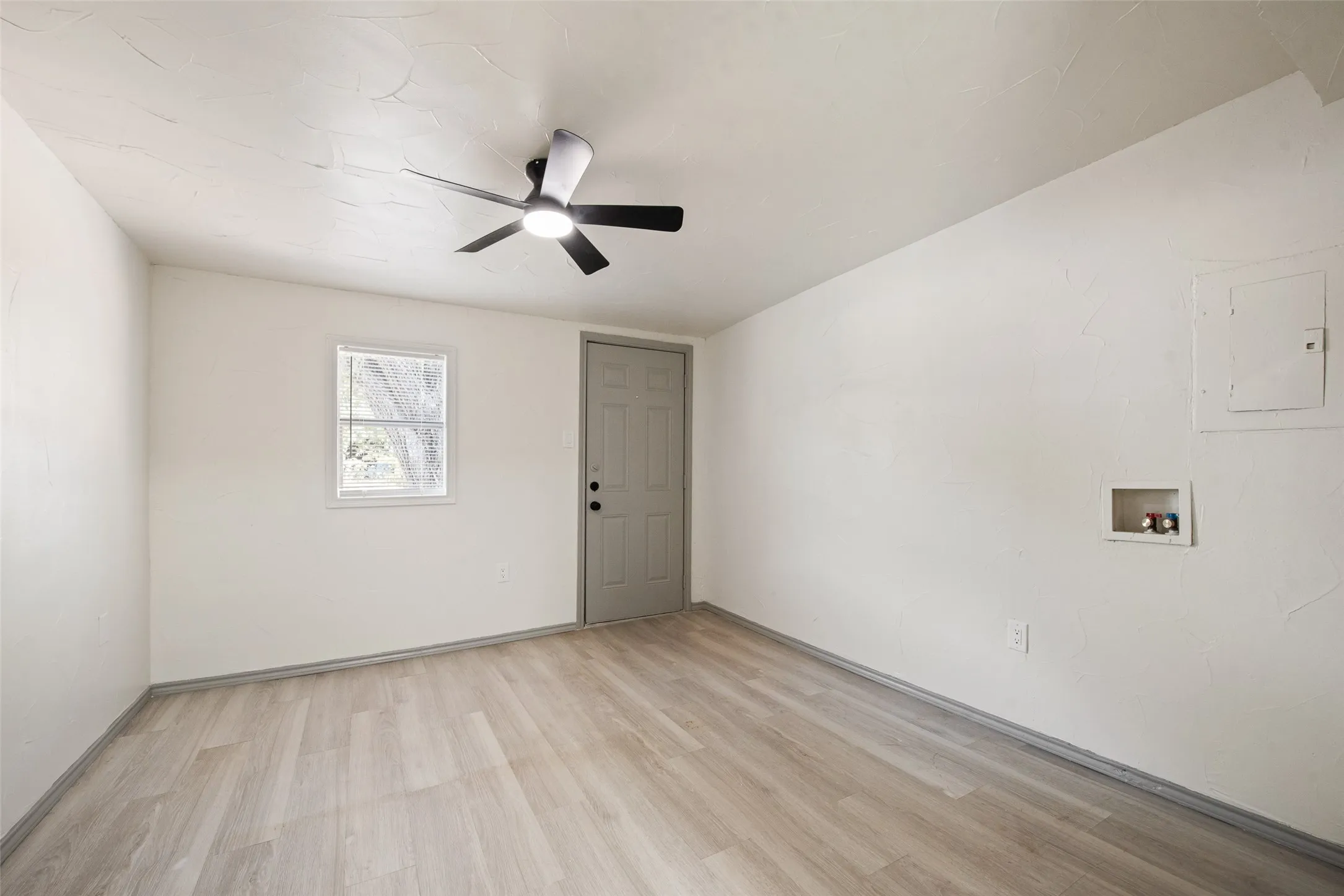 Single Family Residence For Sale in Tarrant County , 5304 Notre Dame Avenue, River Oaks, Texas 76114, 3 Bedroom, 1 Bathroom, Garage spaces, 1,021 Sqft, built in 1951, mls#21377604, Real Estate Agent in River Oaks, Homes For Sale in Tarrant county, Homes For Sale in River Oaks, Realtor in River Oaks Texas, Real Estate Brokerage Independent Realty Texas, Luminita Cordes Realtor