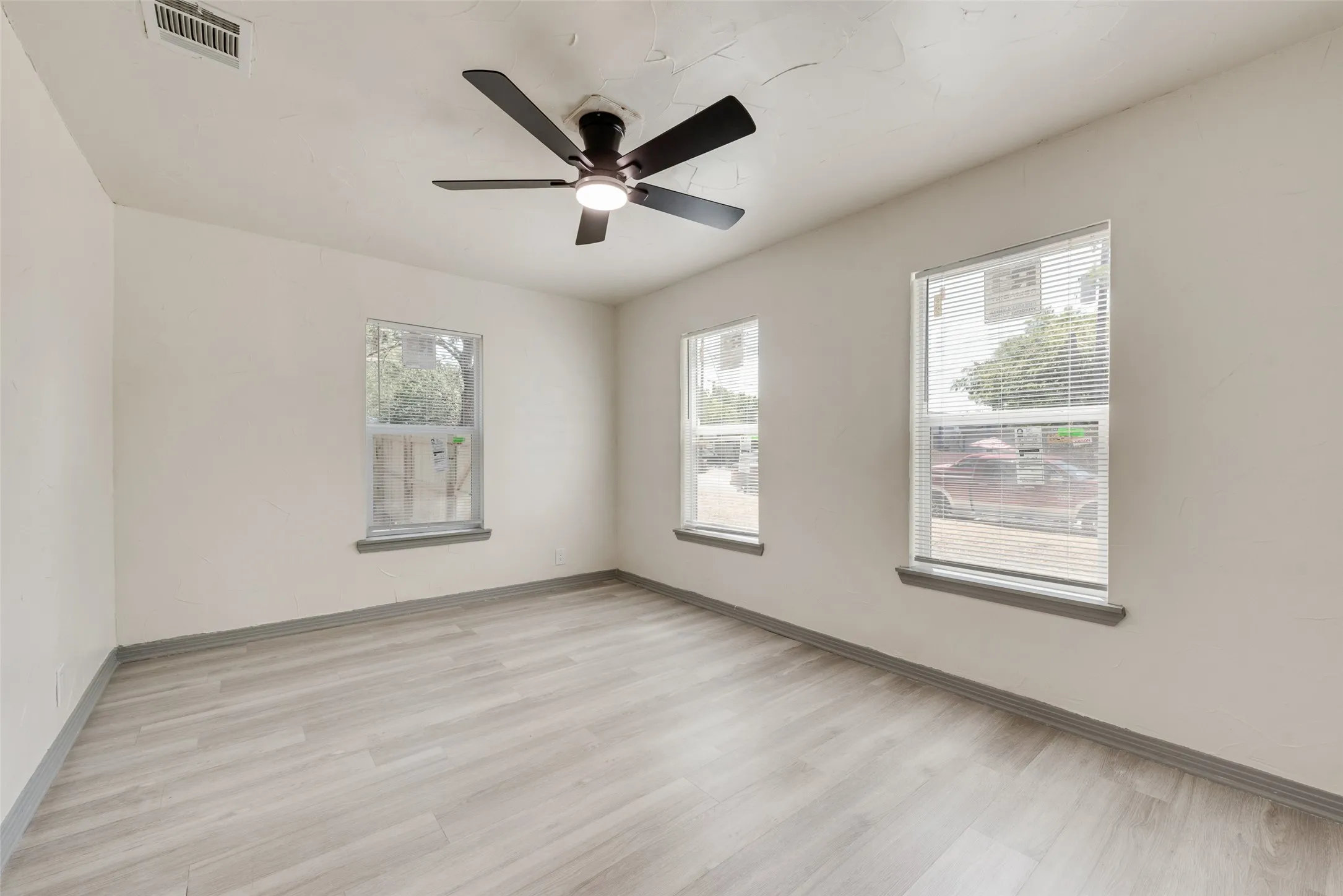 Single Family Residence For Sale in Tarrant County , 5304 Notre Dame Avenue, River Oaks, Texas 76114, 3 Bedroom, 1 Bathroom, Garage spaces, 1,021 Sqft, built in 1951, mls#21377604, Real Estate Agent in River Oaks, Homes For Sale in Tarrant county, Homes For Sale in River Oaks, Realtor in River Oaks Texas, Real Estate Brokerage Independent Realty Texas, Luminita Cordes Realtor