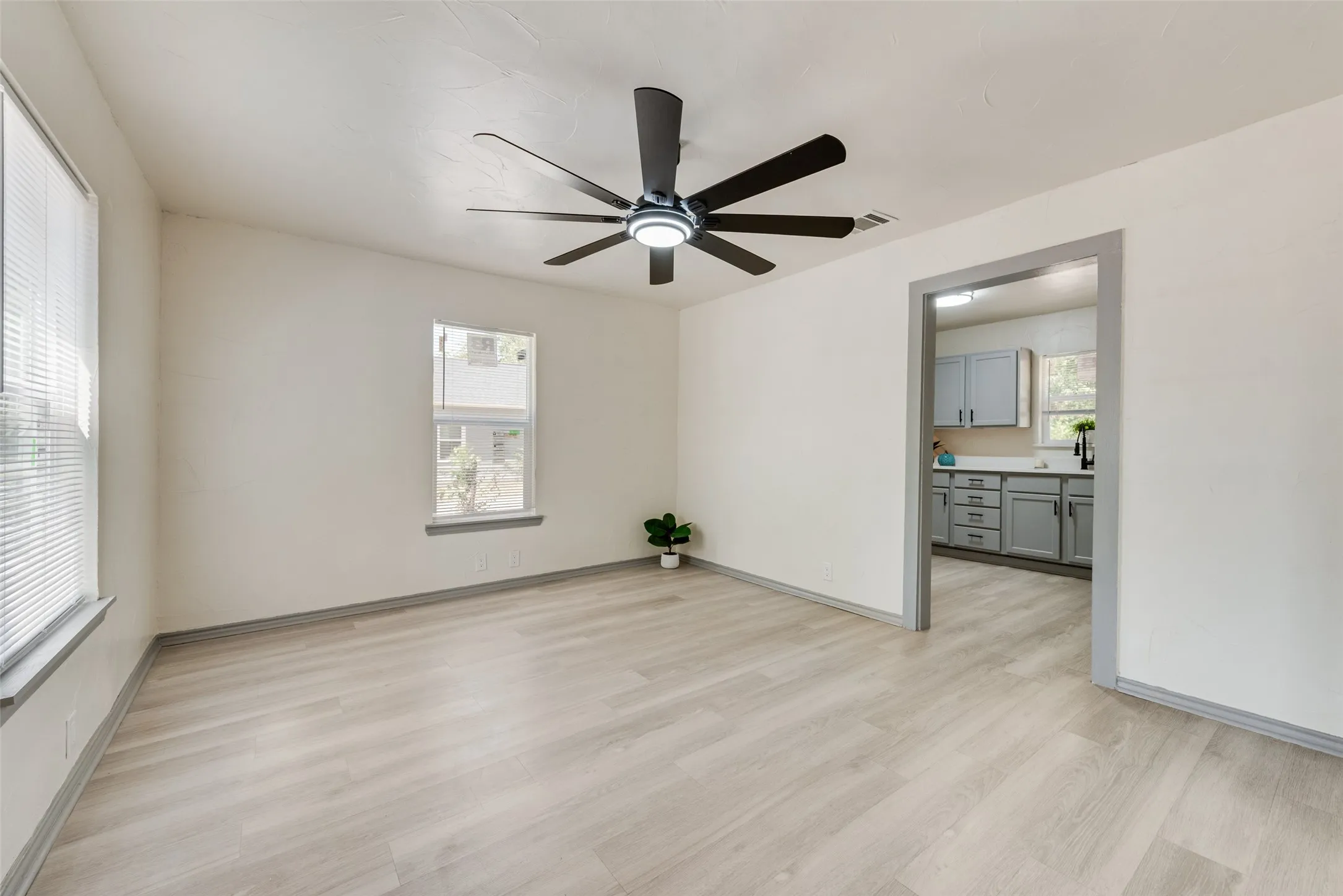 Single Family Residence For Sale in Tarrant County , 5304 Notre Dame Avenue, River Oaks, Texas 76114, 3 Bedroom, 1 Bathroom, Garage spaces, 1,021 Sqft, built in 1951, mls#21377604, Real Estate Agent in River Oaks, Homes For Sale in Tarrant county, Homes For Sale in River Oaks, Realtor in River Oaks Texas, Real Estate Brokerage Independent Realty Texas, Luminita Cordes Realtor